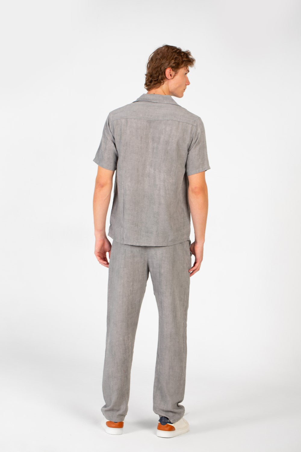 طقم ملابس رجالي عصري من الكتان بقصة ضيقة وقميص وبنطال بأكمام نصفية