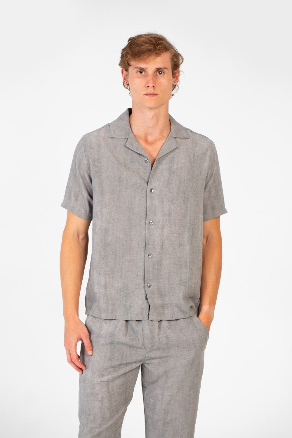 طقم ملابس رجالي عصري من الكتان بقصة ضيقة وقميص وبنطال بأكمام نصفية