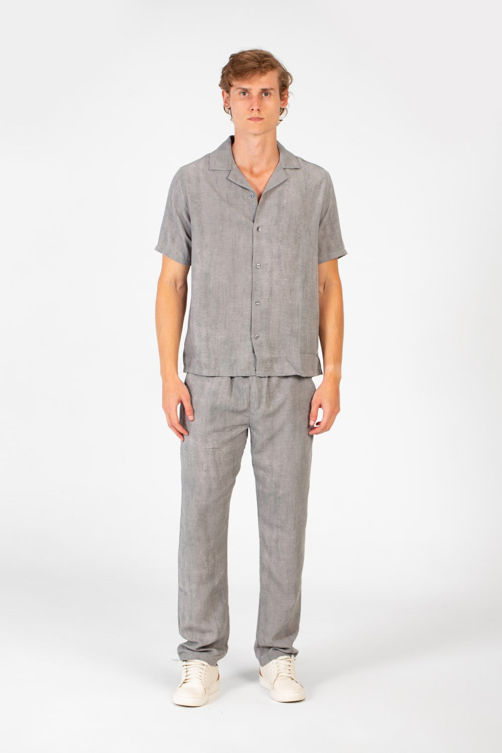 طقم ملابس رجالي عصري من الكتان بقصة ضيقة وقميص وبنطال بأكمام نصفية