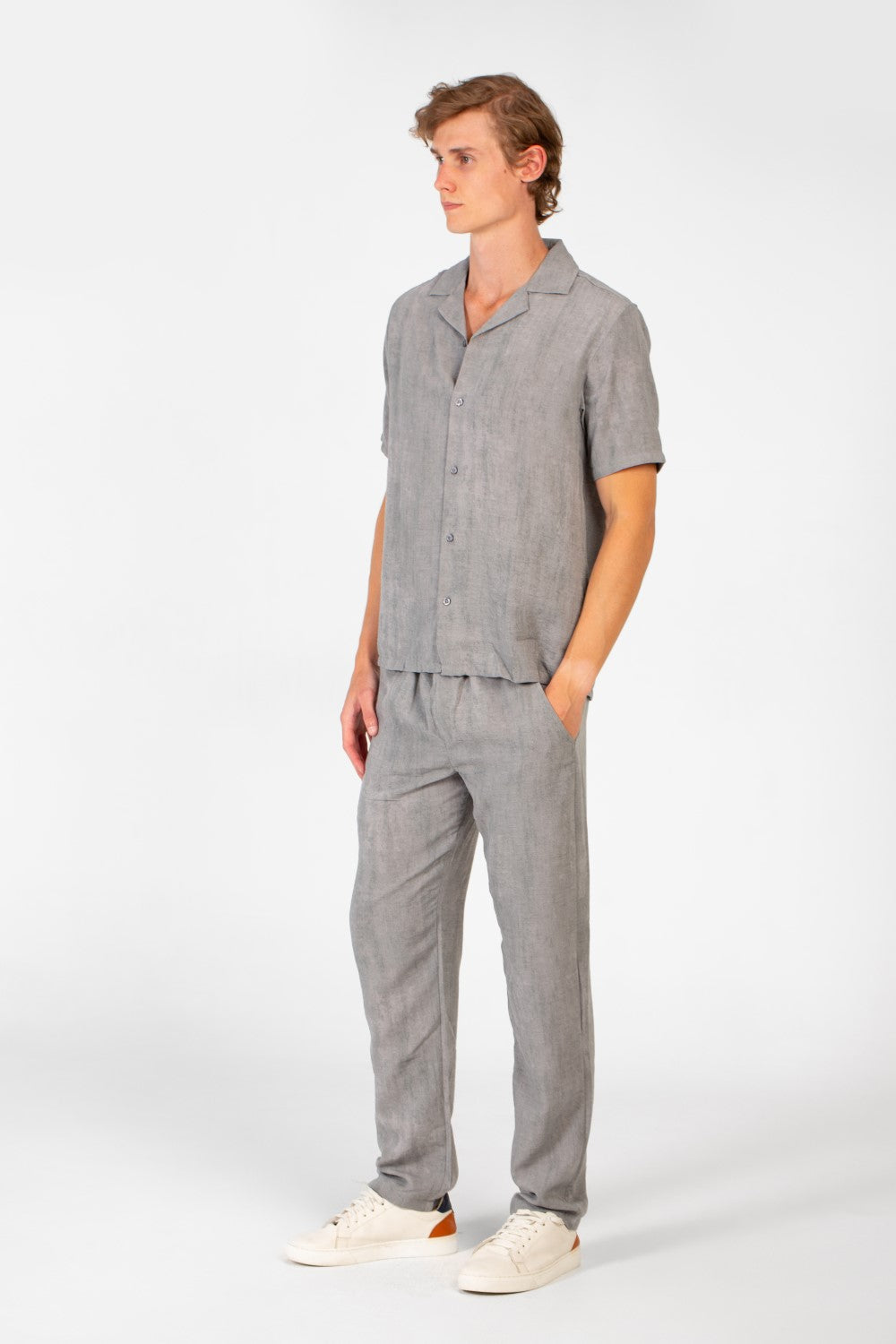 طقم ملابس رجالي عصري من الكتان بقصة ضيقة وقميص وبنطال بأكمام نصفية