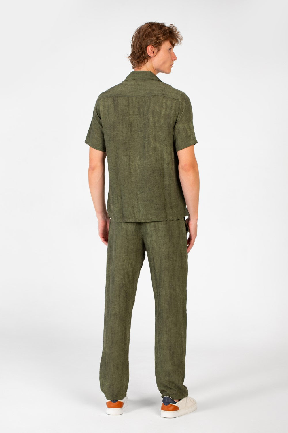 طقم ملابس رجالي عصري من الكتان بقصة ضيقة وقميص وبنطال بأكمام نصفية