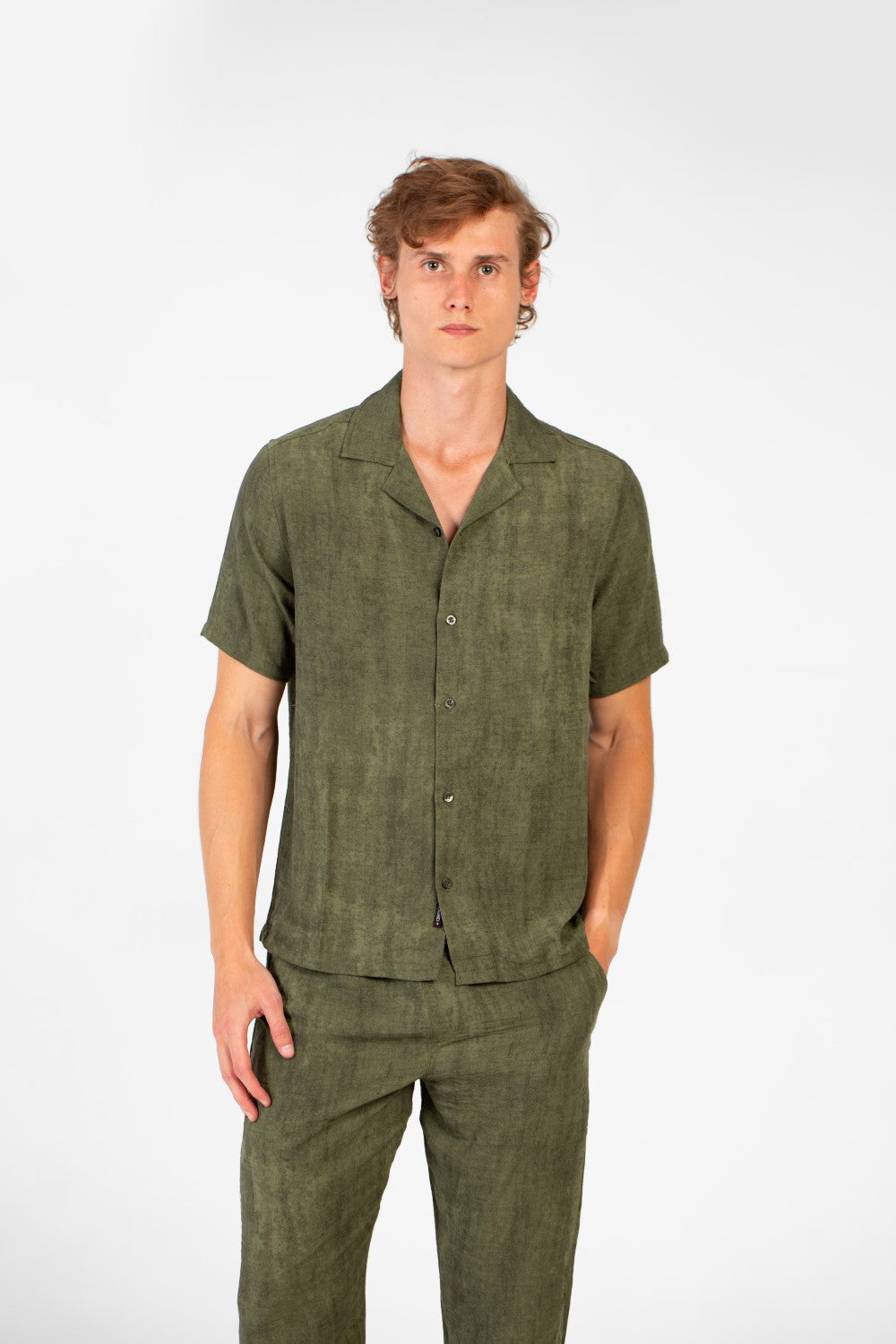 طقم ملابس رجالي عصري من الكتان بقصة ضيقة وقميص وبنطال بأكمام نصفية