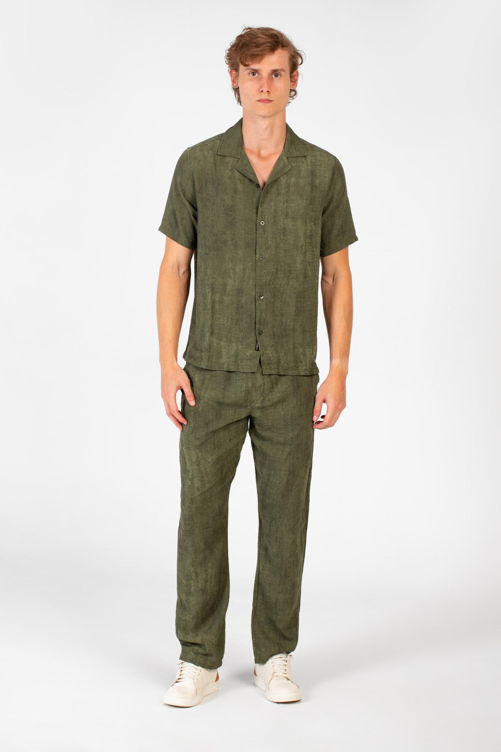 طقم ملابس رجالي عصري من الكتان بقصة ضيقة وقميص وبنطال بأكمام نصفية