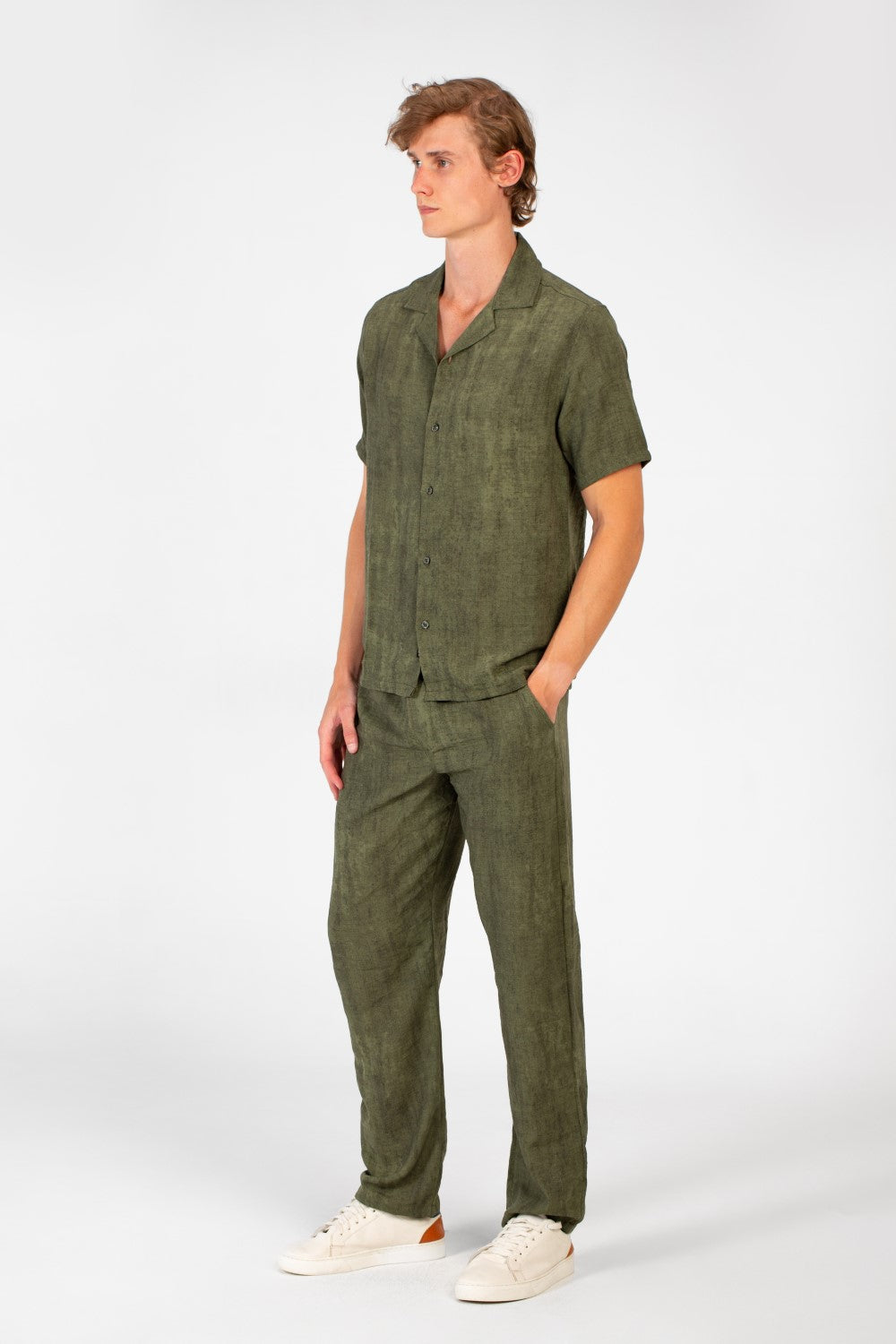 طقم ملابس رجالي عصري من الكتان بقصة ضيقة وقميص وبنطال بأكمام نصفية