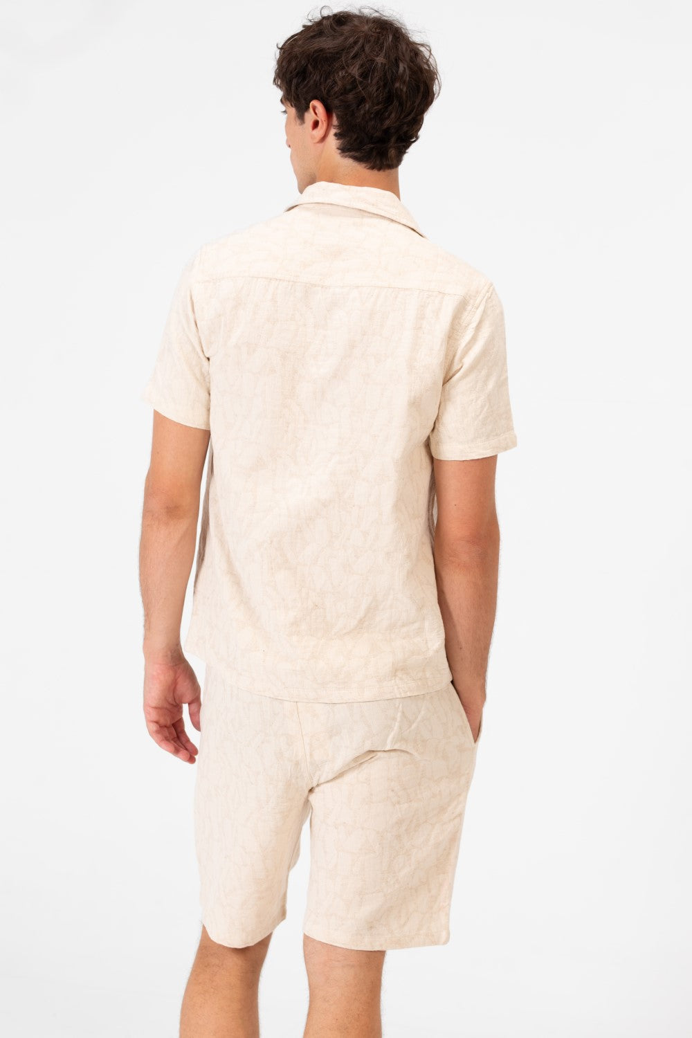 طقم ملابس رجالي من الكتان بقصّة Slim Fit بأكمام نصفية، مصنوع من مواد حديثة عالية الجودة، قميص وشورت