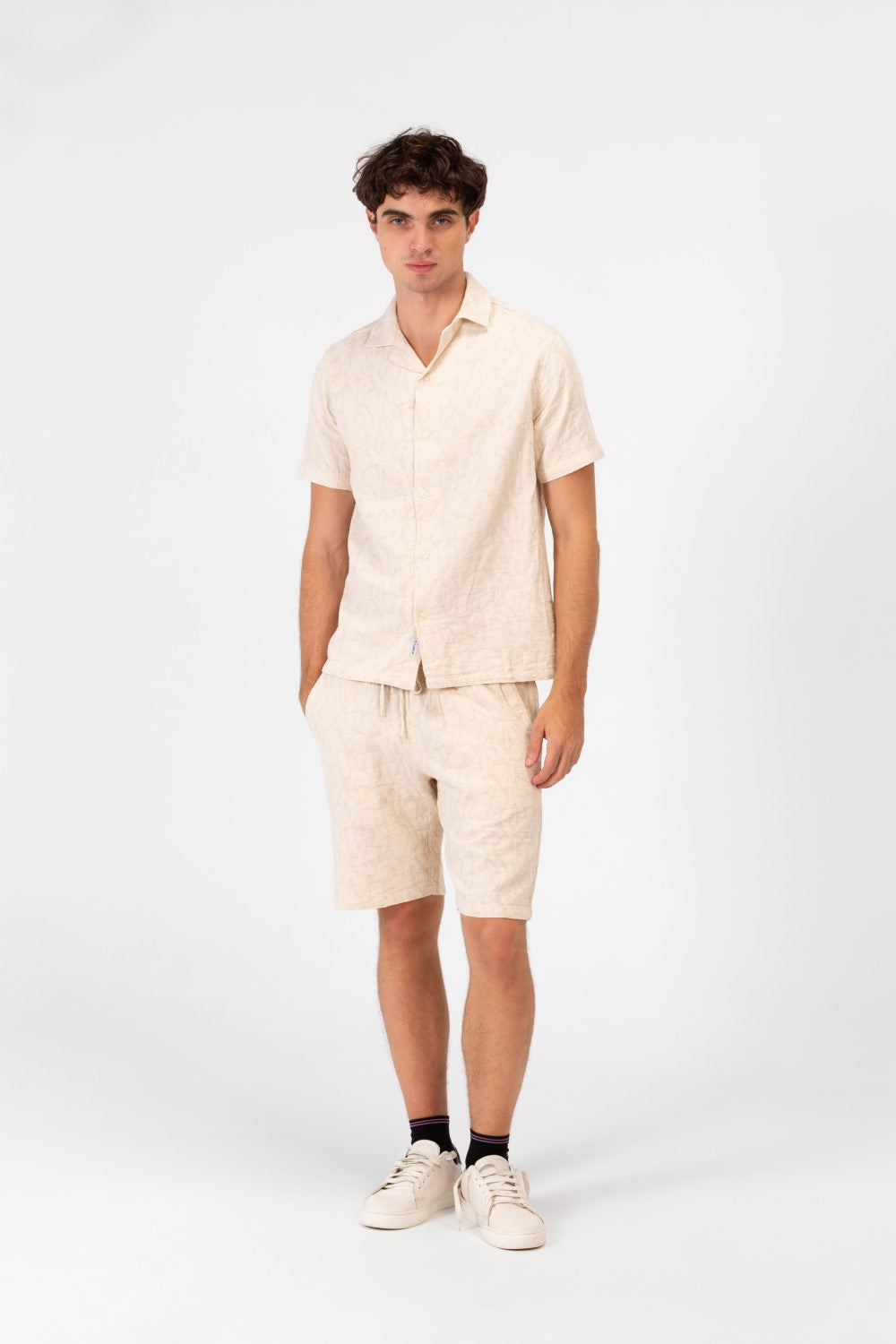 طقم ملابس رجالي من الكتان بقصّة Slim Fit بأكمام نصفية، مصنوع من مواد حديثة عالية الجودة، قميص وشورت