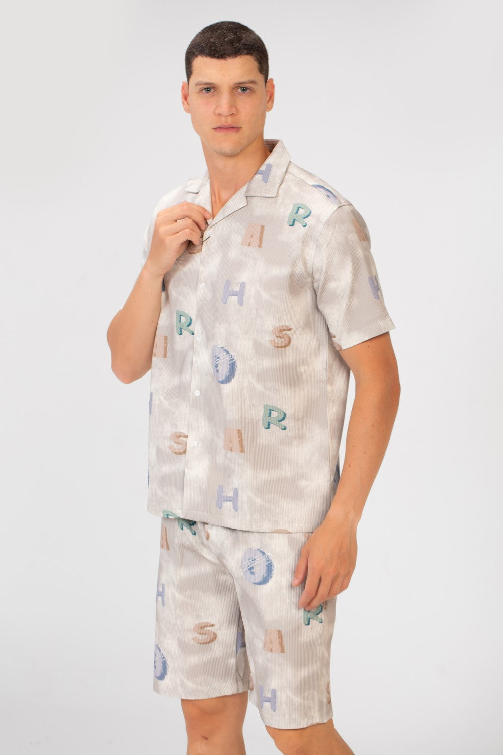 قميص رجالي نصف كم وبدلة قصيرة ضيقة بطباعة حروف في الصيف عالية الجودة