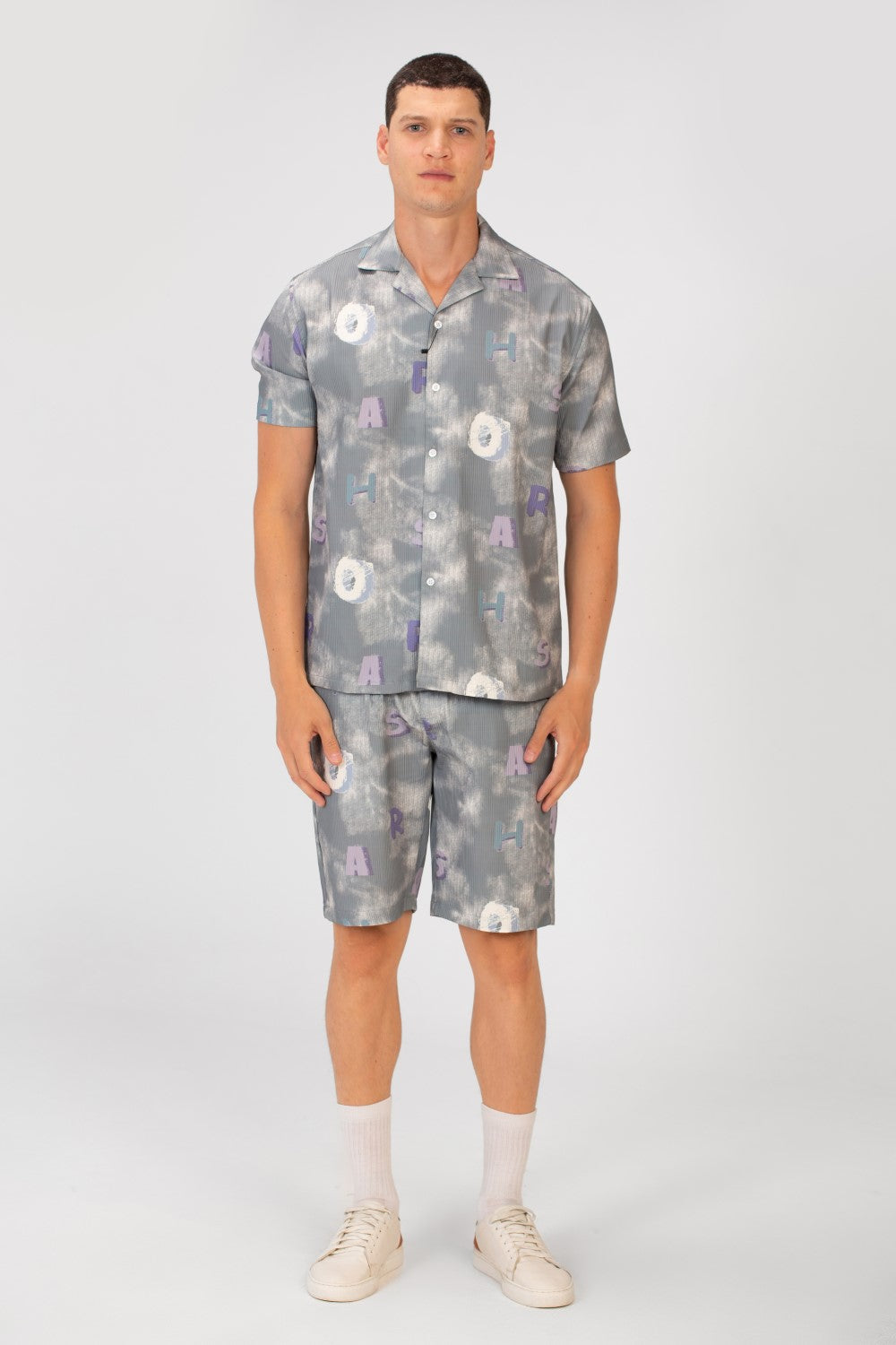 قميص رجالي نصف كم وبدلة قصيرة ضيقة بطباعة حروف في الصيف عالية الجودة