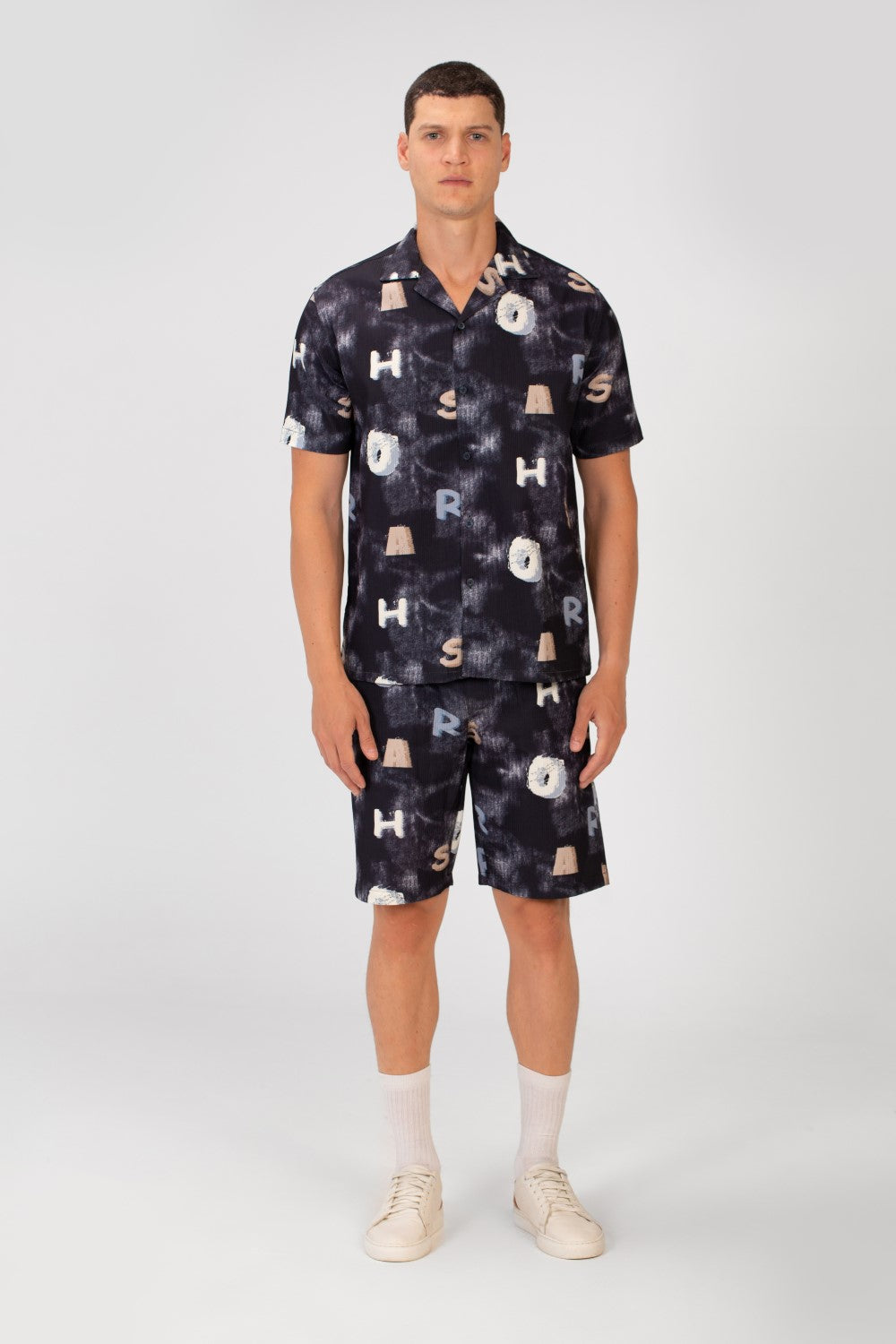 قميص رجالي نصف كم وبدلة قصيرة ضيقة بطباعة حروف في الصيف عالية الجودة
