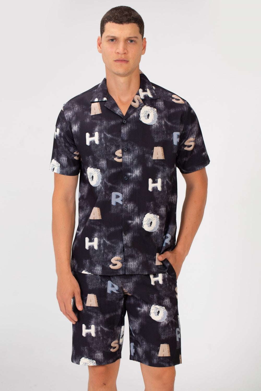 قميص رجالي نصف كم وبدلة قصيرة ضيقة بطباعة حروف في الصيف عالية الجودة