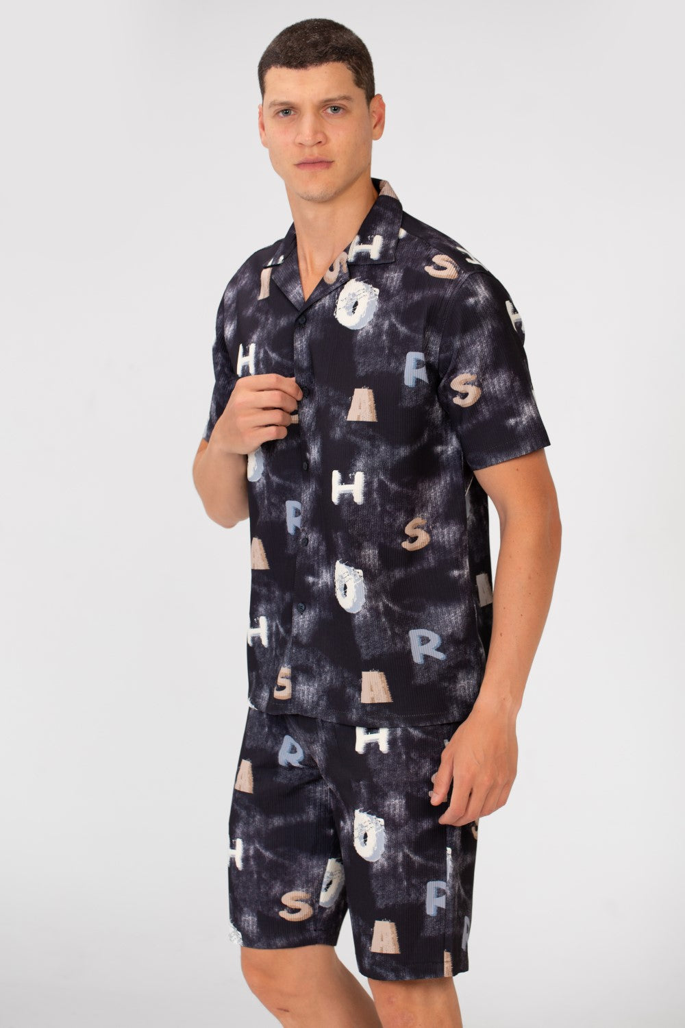 قميص رجالي نصف كم وبدلة قصيرة ضيقة بطباعة حروف في الصيف عالية الجودة