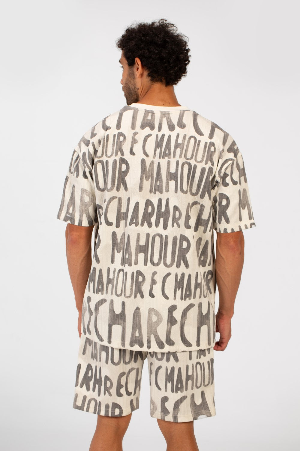 طقم ملابس رجالي كاجوال مطبوع بمقاس عادي، يتكون من تي شيرت بأكمام نصفية وشورت