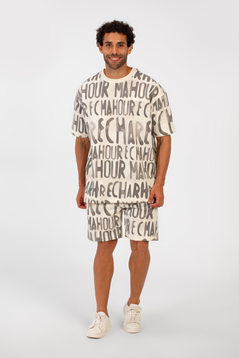 طقم ملابس رجالي كاجوال مطبوع بمقاس عادي، يتكون من تي شيرت بأكمام نصفية وشورت