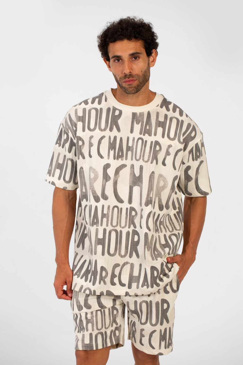 طقم ملابس رجالي كاجوال مطبوع بمقاس عادي، يتكون من تي شيرت بأكمام نصفية وشورت