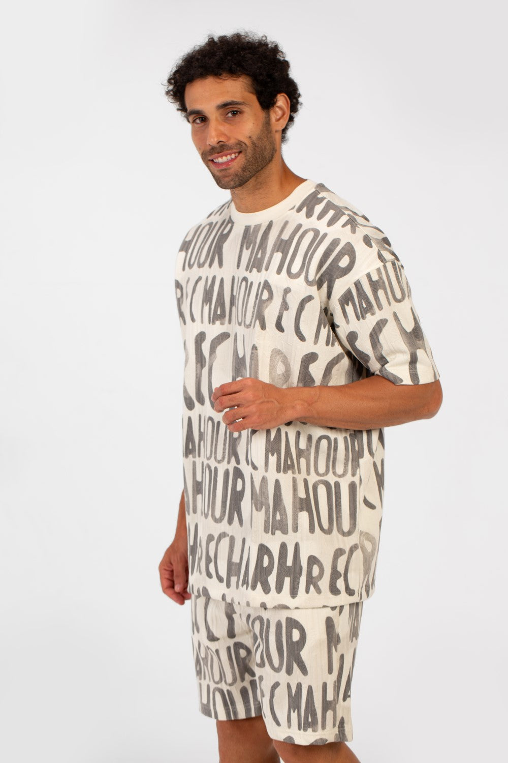 طقم ملابس رجالي كاجوال مطبوع بمقاس عادي، يتكون من تي شيرت بأكمام نصفية وشورت