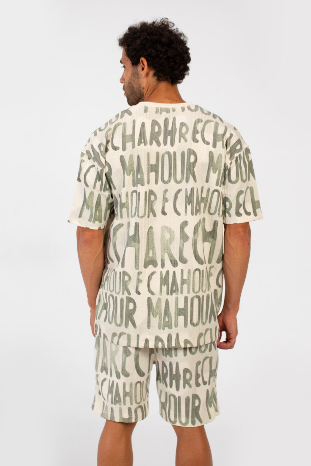 طقم ملابس رجالي كاجوال مطبوع بمقاس عادي، يتكون من تي شيرت بأكمام نصفية وشورت