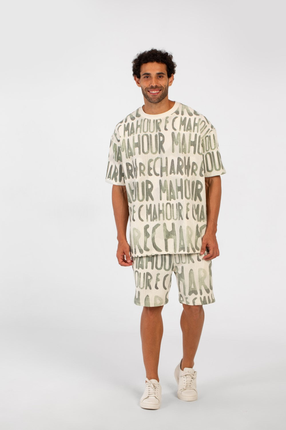 طقم ملابس رجالي كاجوال مطبوع بمقاس عادي، يتكون من تي شيرت بأكمام نصفية وشورت