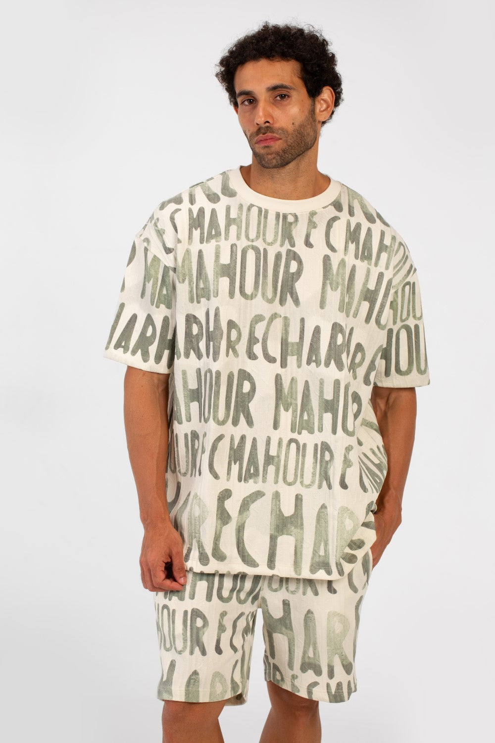 طقم ملابس رجالي كاجوال مطبوع بمقاس عادي، يتكون من تي شيرت بأكمام نصفية وشورت