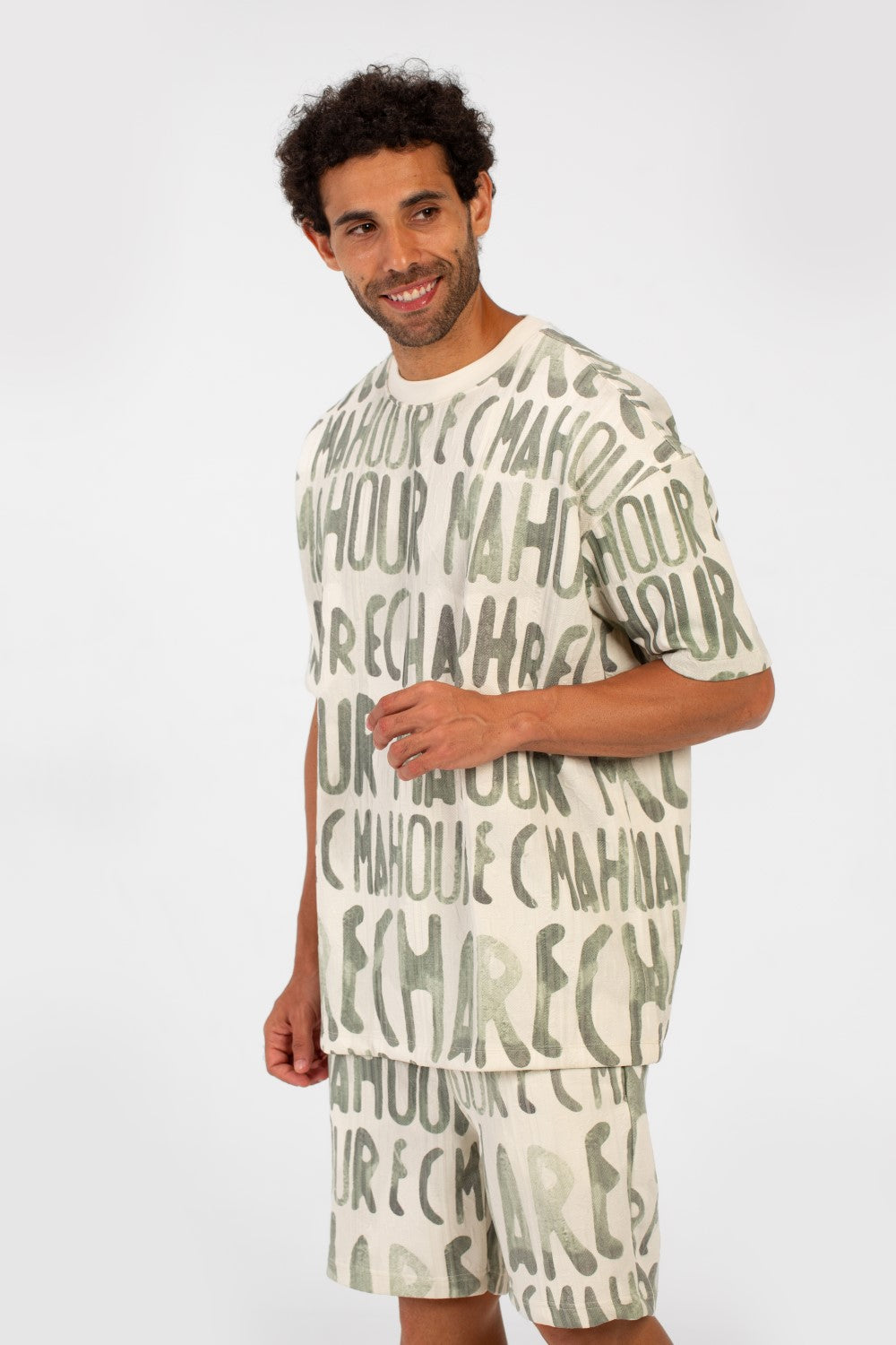 طقم ملابس رجالي كاجوال مطبوع بمقاس عادي، يتكون من تي شيرت بأكمام نصفية وشورت