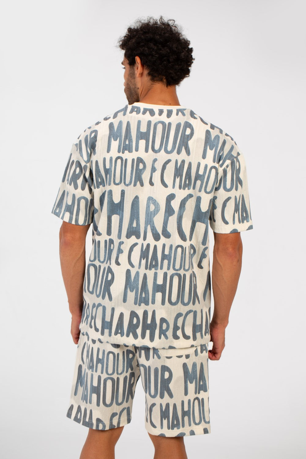 طقم ملابس رجالي كاجوال مطبوع بمقاس عادي، يتكون من تي شيرت بأكمام نصفية وشورت