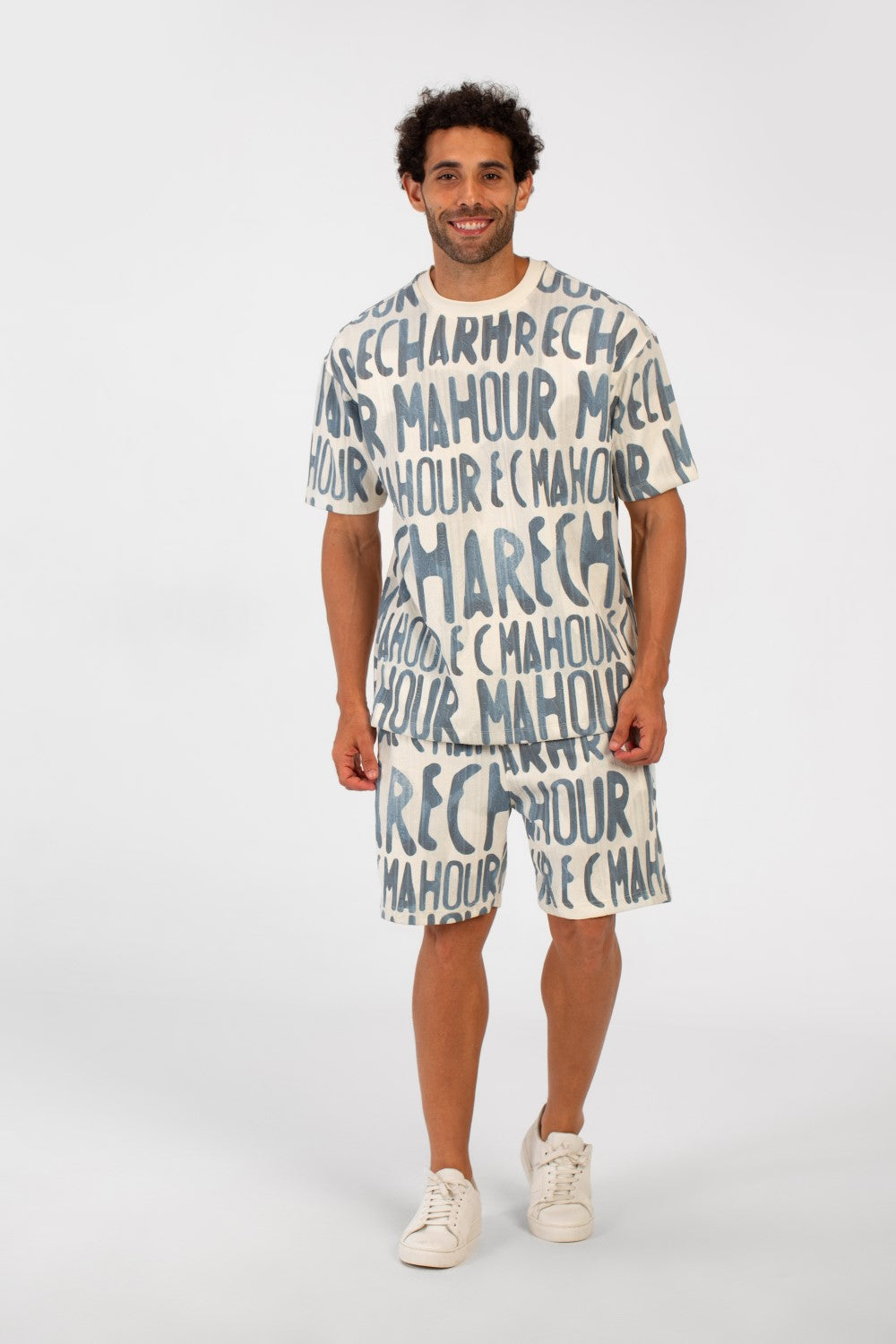 طقم ملابس رجالي كاجوال مطبوع بمقاس عادي، يتكون من تي شيرت بأكمام نصفية وشورت