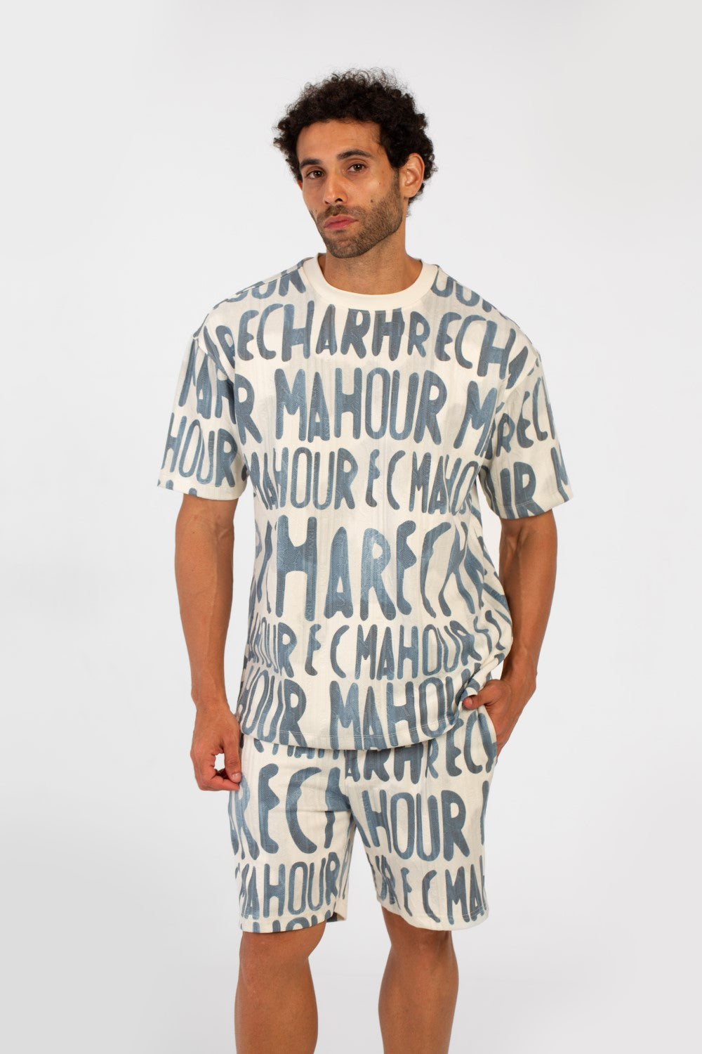 طقم ملابس رجالي كاجوال مطبوع بمقاس عادي، يتكون من تي شيرت بأكمام نصفية وشورت