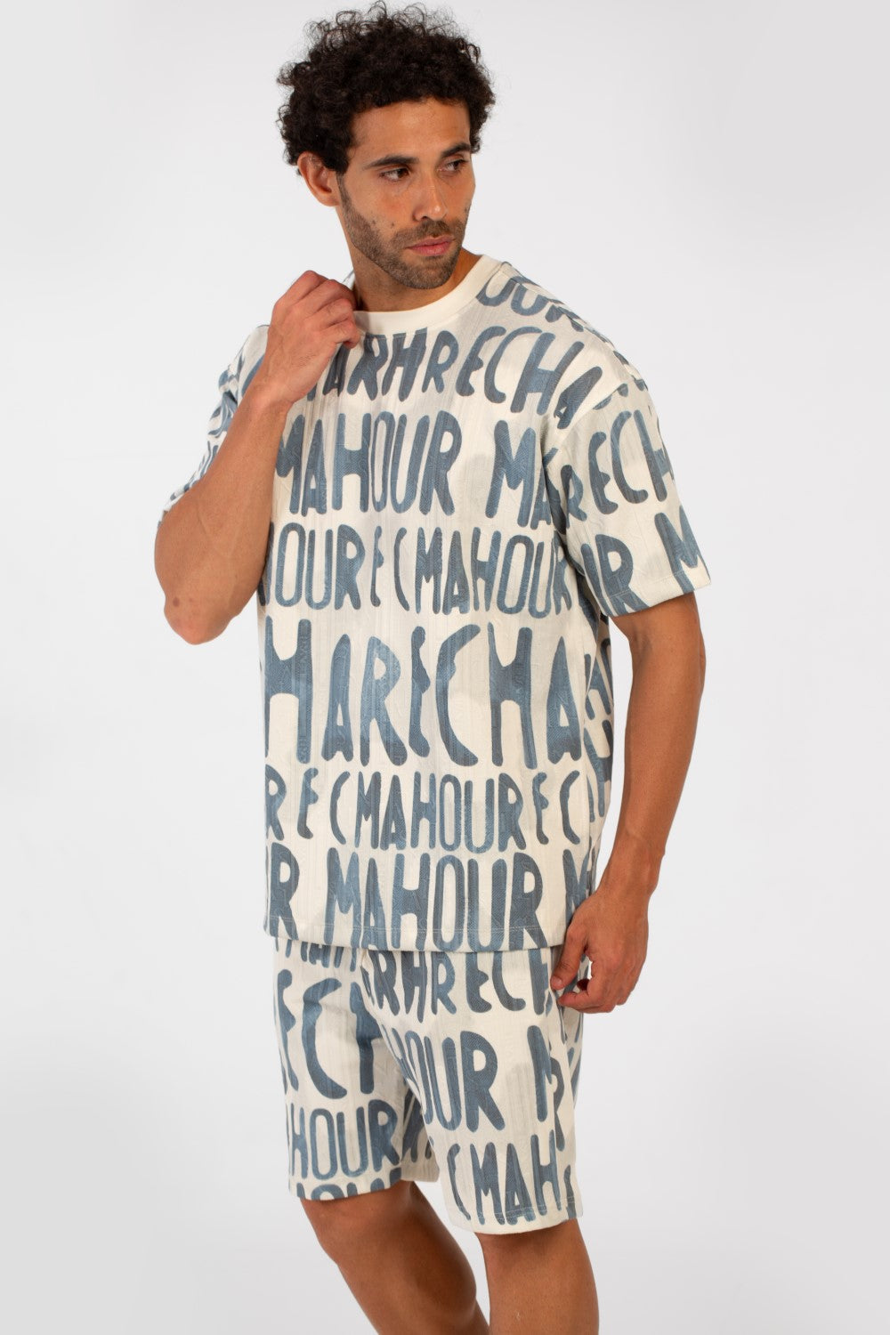 طقم ملابس رجالي كاجوال مطبوع بمقاس عادي، يتكون من تي شيرت بأكمام نصفية وشورت