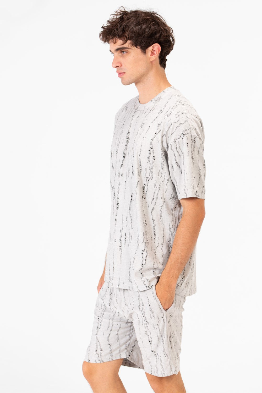 طقم ملابس رجالي مصنوع من قماش عالي الجودة قابل للتنفس يتكون من تي شيرت وشورت