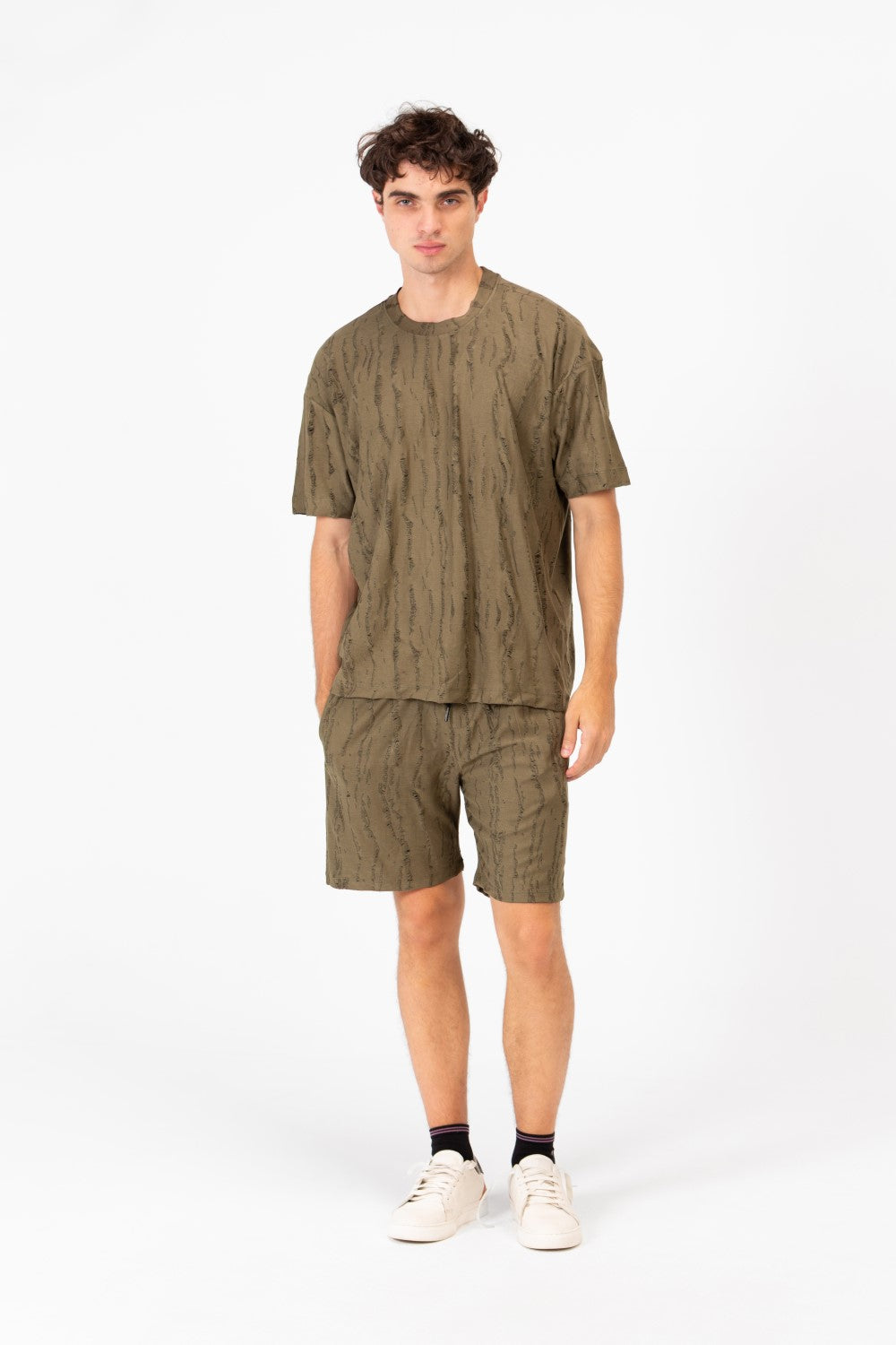 طقم ملابس رجالي مصنوع من قماش عالي الجودة قابل للتنفس يتكون من تي شيرت وشورت