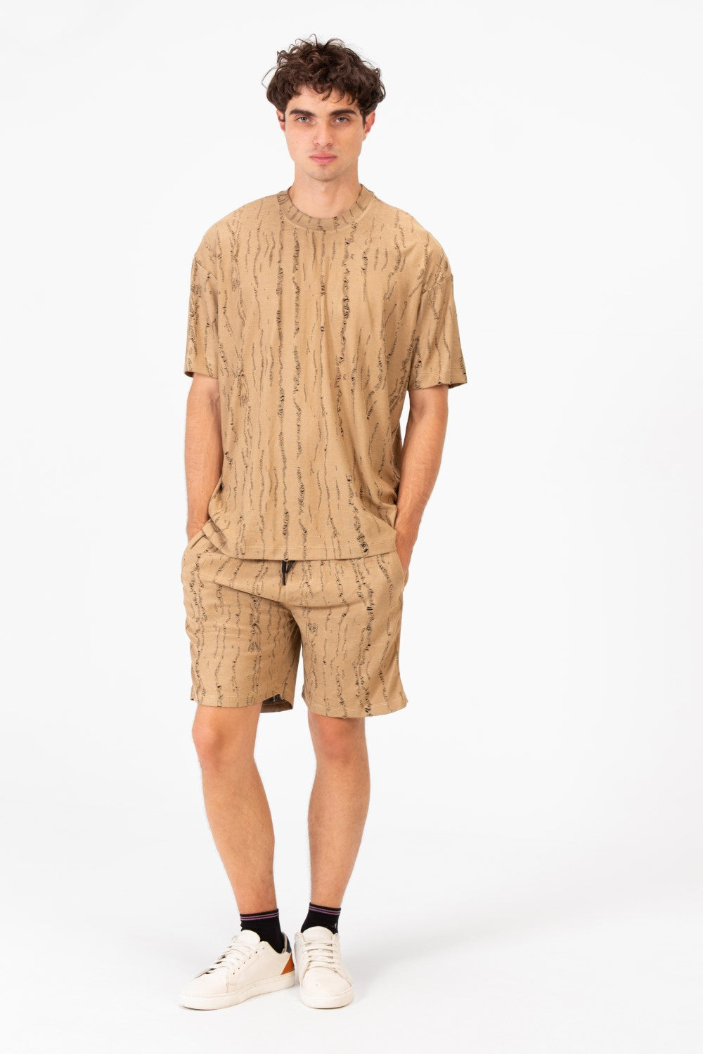 طقم ملابس رجالي مصنوع من قماش عالي الجودة قابل للتنفس يتكون من تي شيرت وشورت