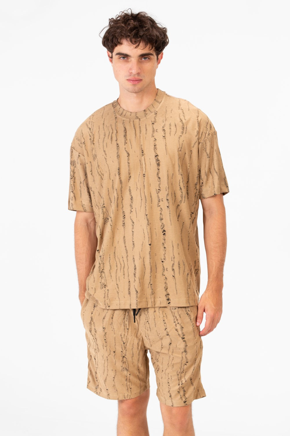 طقم ملابس رجالي مصنوع من قماش عالي الجودة قابل للتنفس يتكون من تي شيرت وشورت