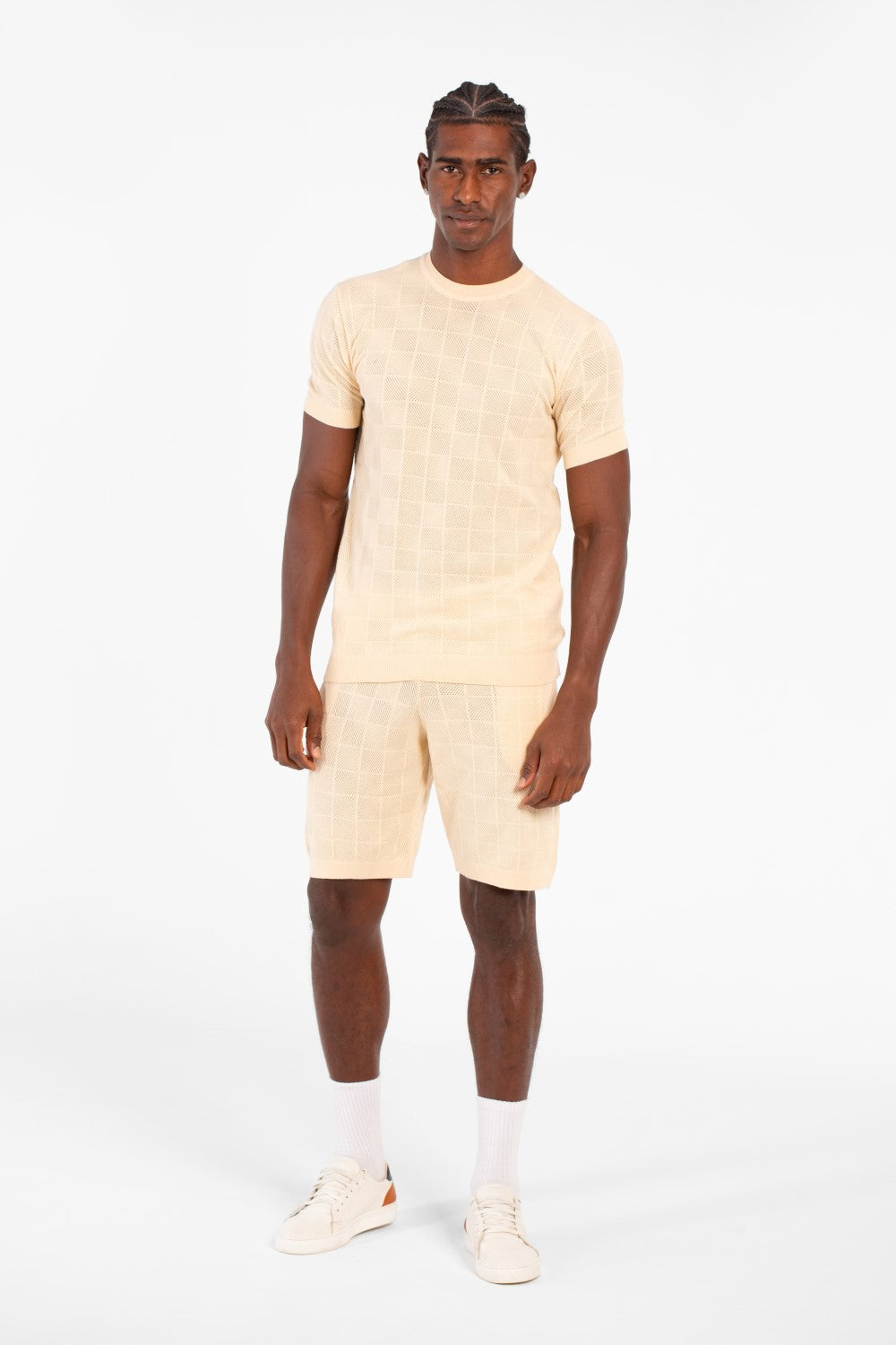 طقم ملابس رجالي من قطعتين من القماش الشبكي بقصّة Slim Fit، يتكون من تي شيرت بأكمام قصيرة وشورت