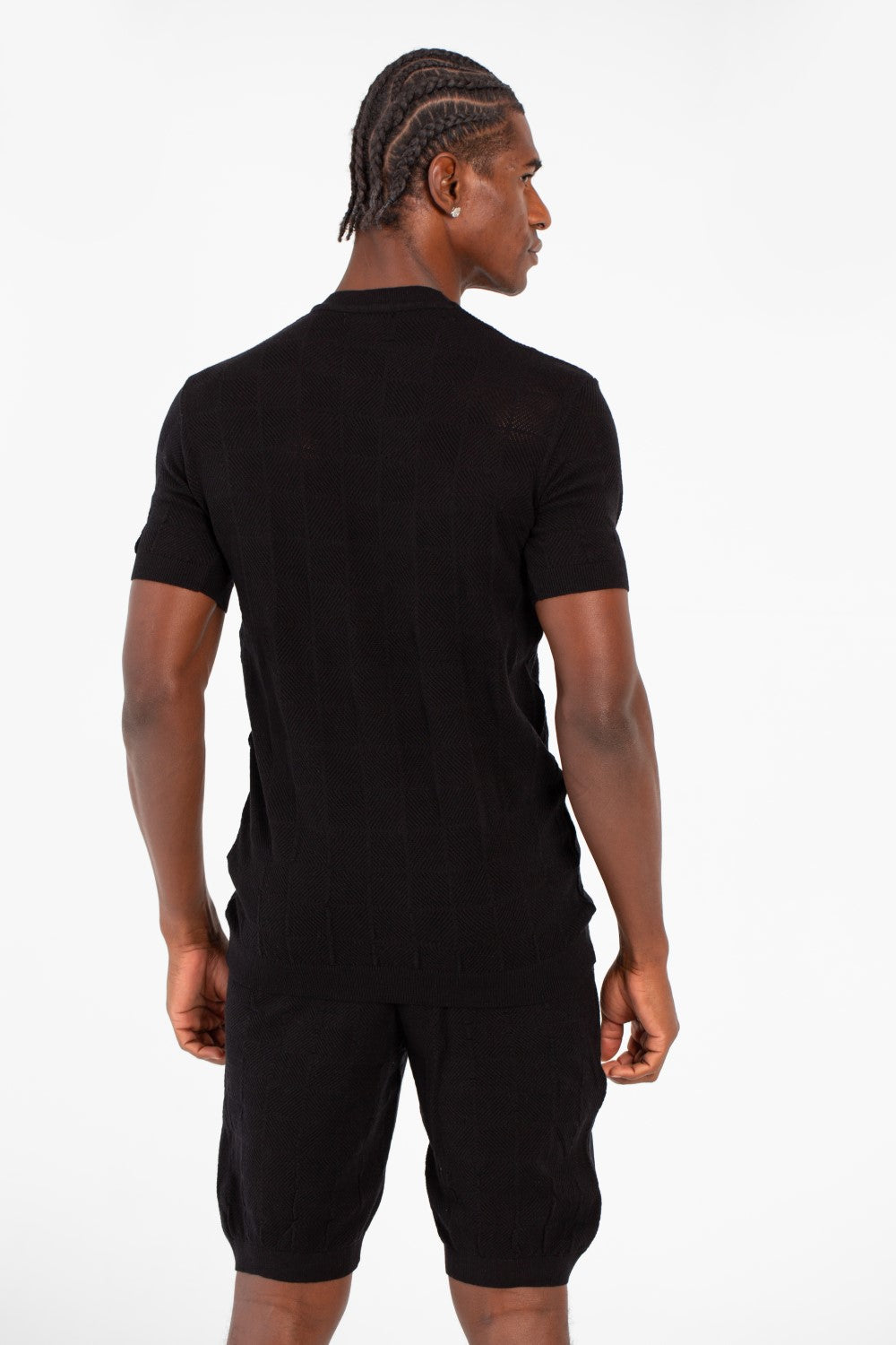 طقم ملابس رجالي من قطعتين من القماش الشبكي بقصّة Slim Fit، يتكون من تي شيرت بأكمام قصيرة وشورت