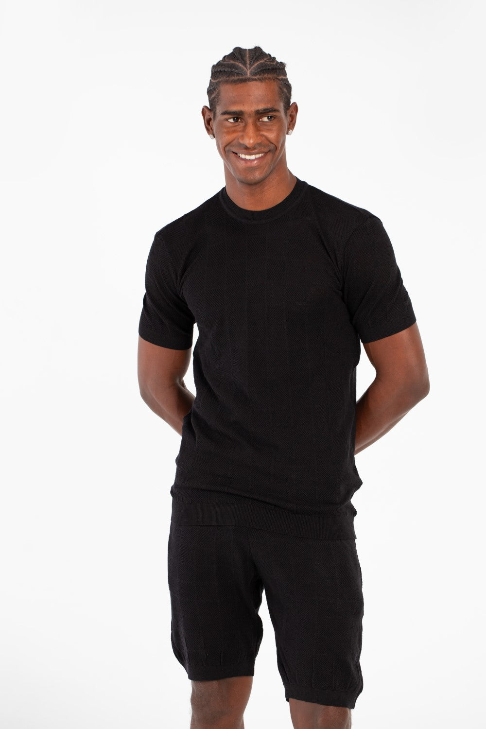 طقم ملابس رجالي من قطعتين من القماش الشبكي بقصّة Slim Fit، يتكون من تي شيرت بأكمام قصيرة وشورت