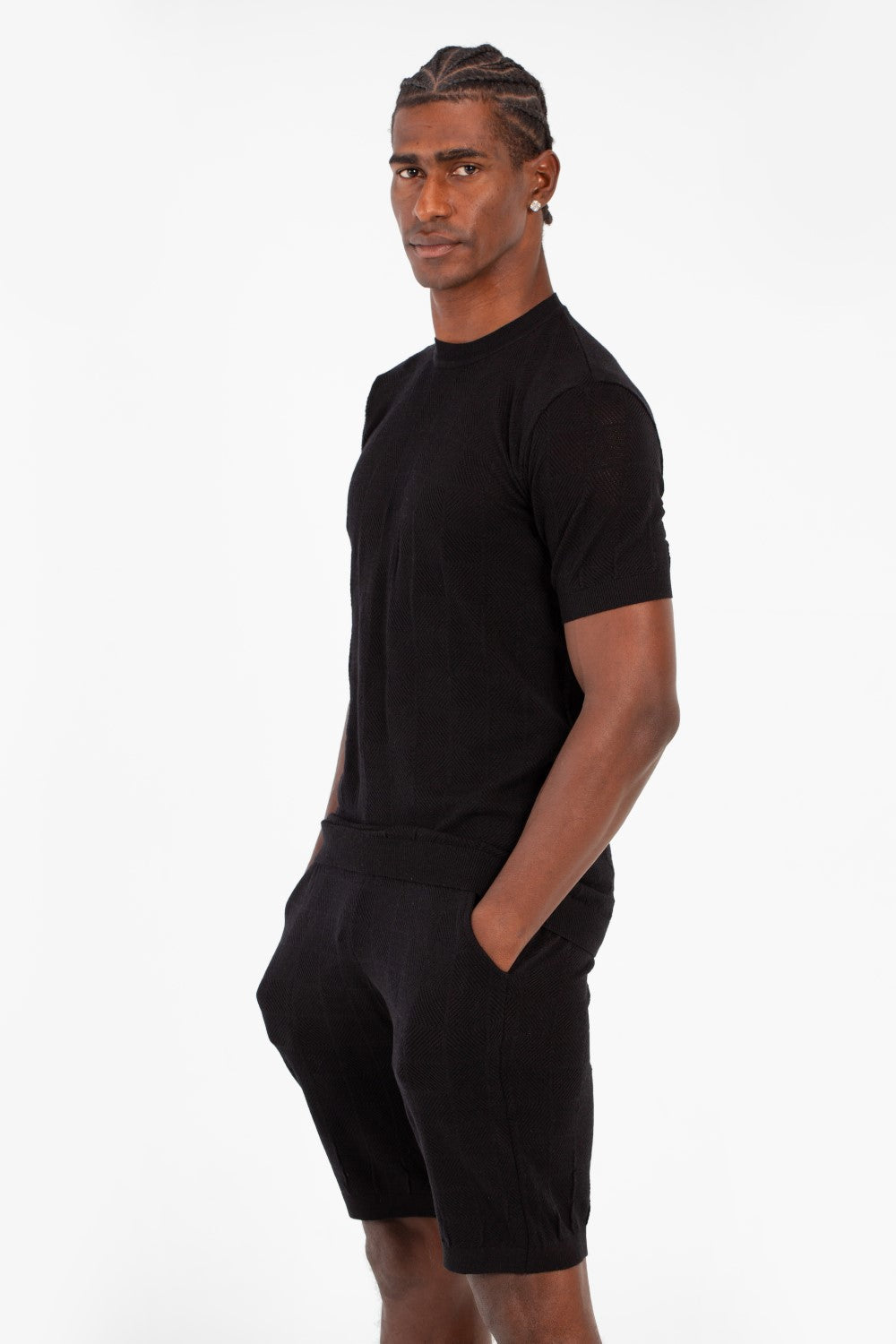 طقم ملابس رجالي من قطعتين من القماش الشبكي بقصّة Slim Fit، يتكون من تي شيرت بأكمام قصيرة وشورت