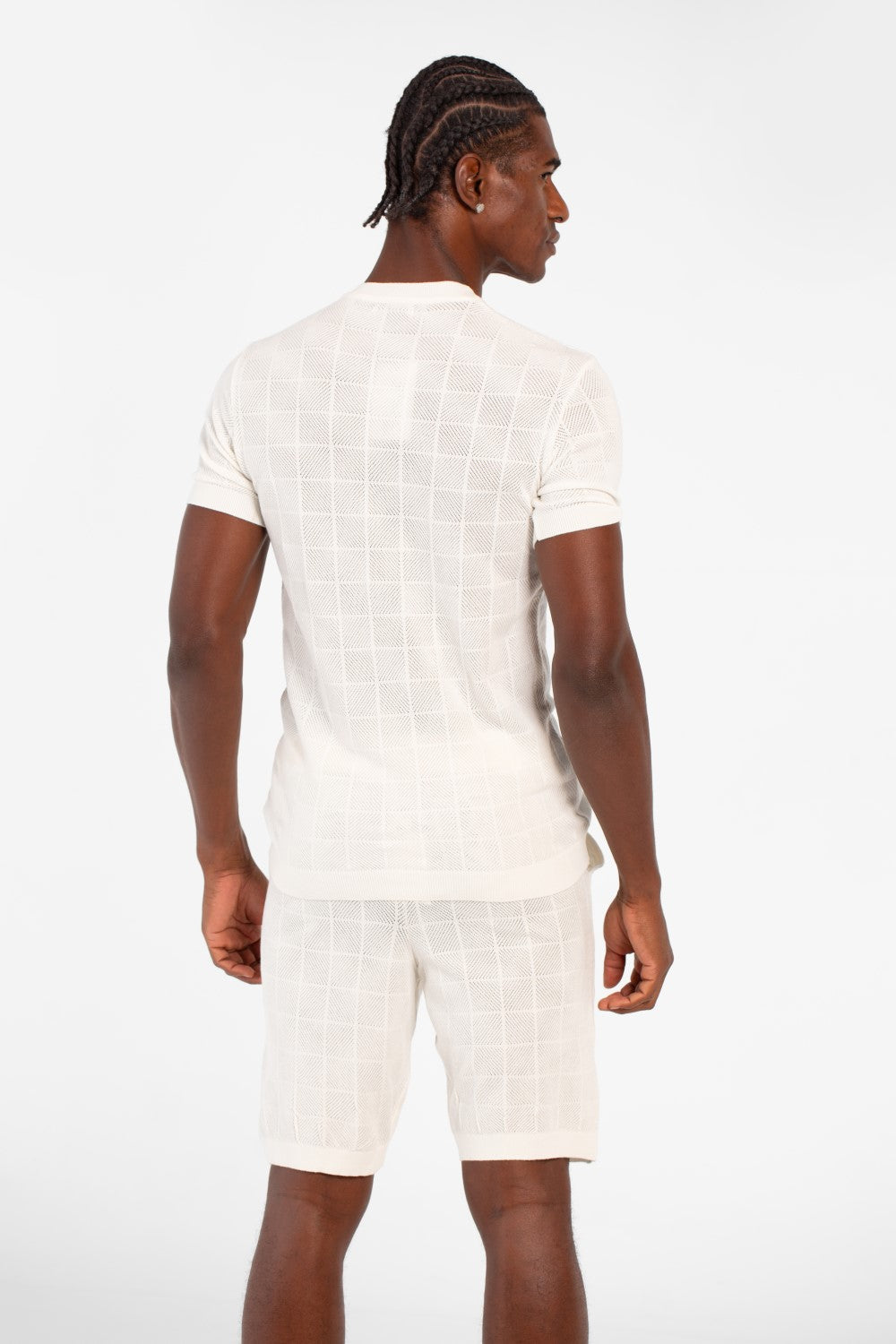 طقم ملابس رجالي من قطعتين من القماش الشبكي بقصّة Slim Fit، يتكون من تي شيرت بأكمام قصيرة وشورت