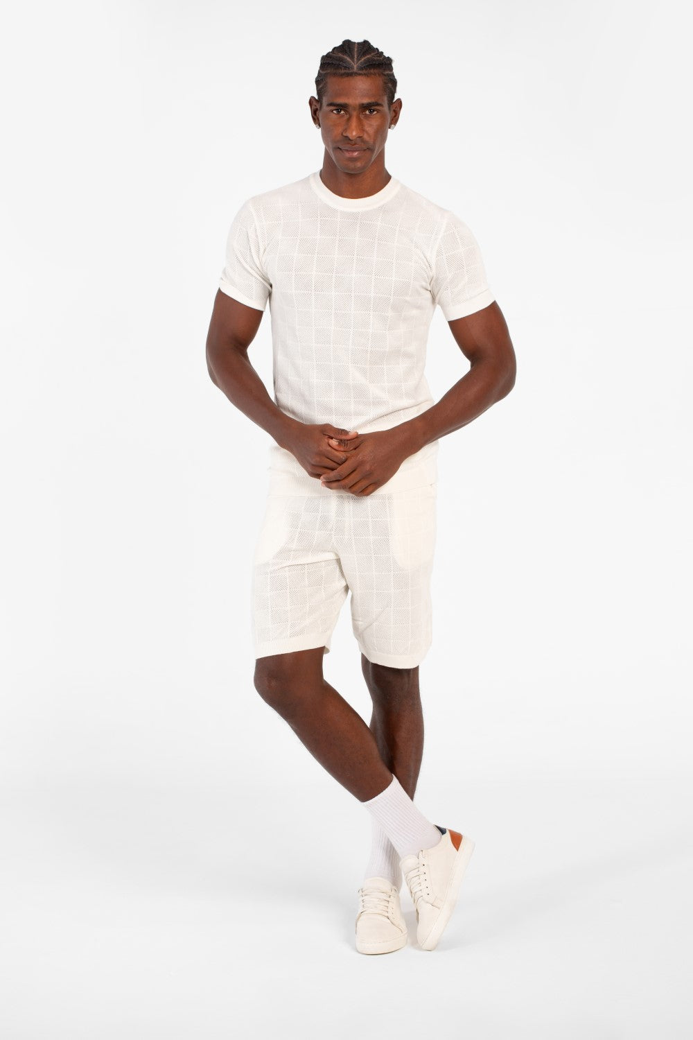 طقم ملابس رجالي من قطعتين من القماش الشبكي بقصّة Slim Fit، يتكون من تي شيرت بأكمام قصيرة وشورت