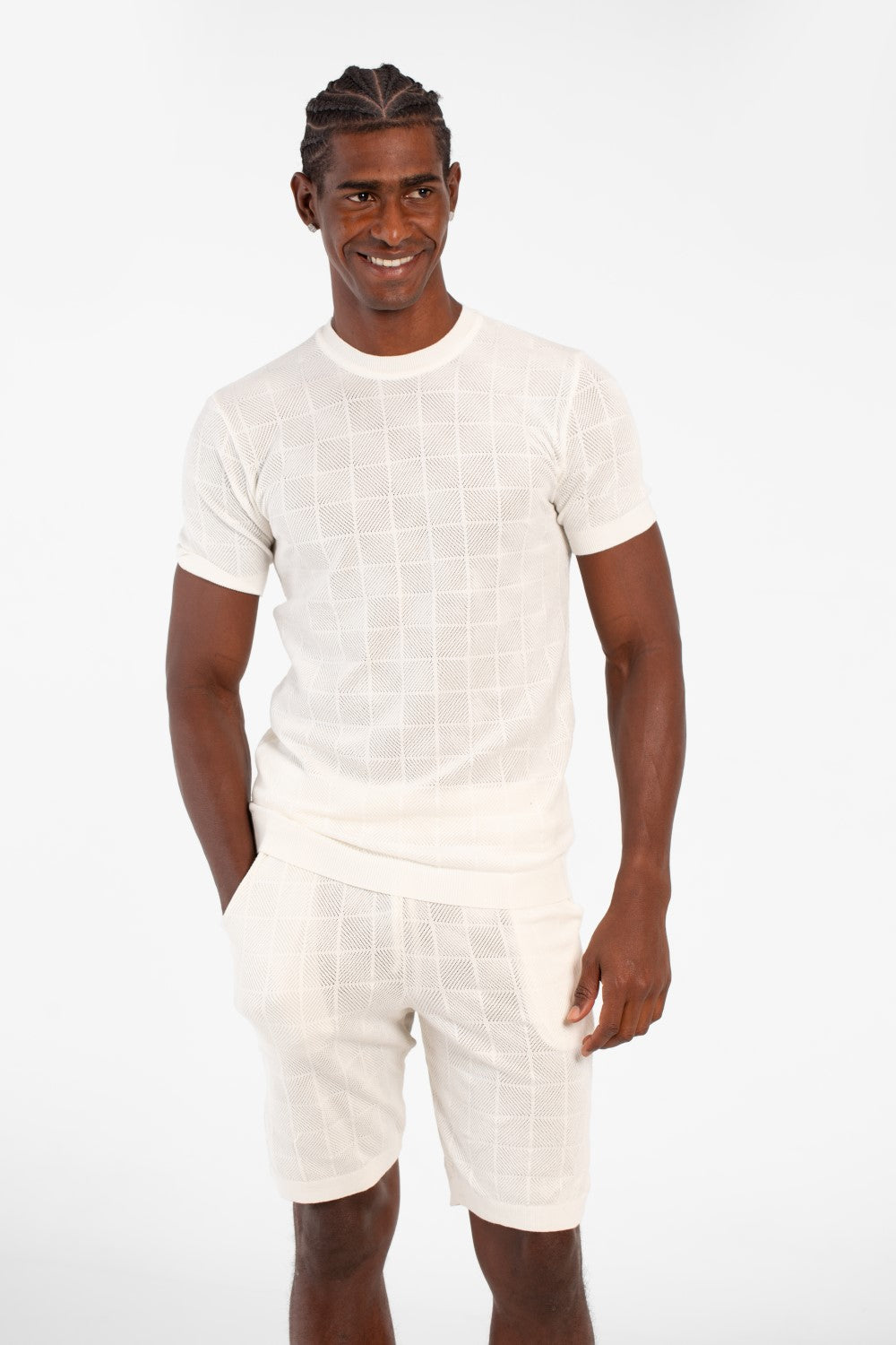 طقم ملابس رجالي من قطعتين من القماش الشبكي بقصّة Slim Fit، يتكون من تي شيرت بأكمام قصيرة وشورت