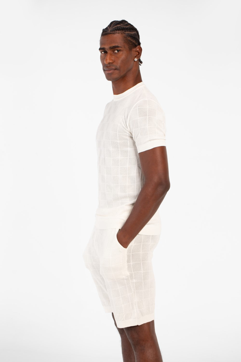 طقم ملابس رجالي من قطعتين من القماش الشبكي بقصّة Slim Fit، يتكون من تي شيرت بأكمام قصيرة وشورت