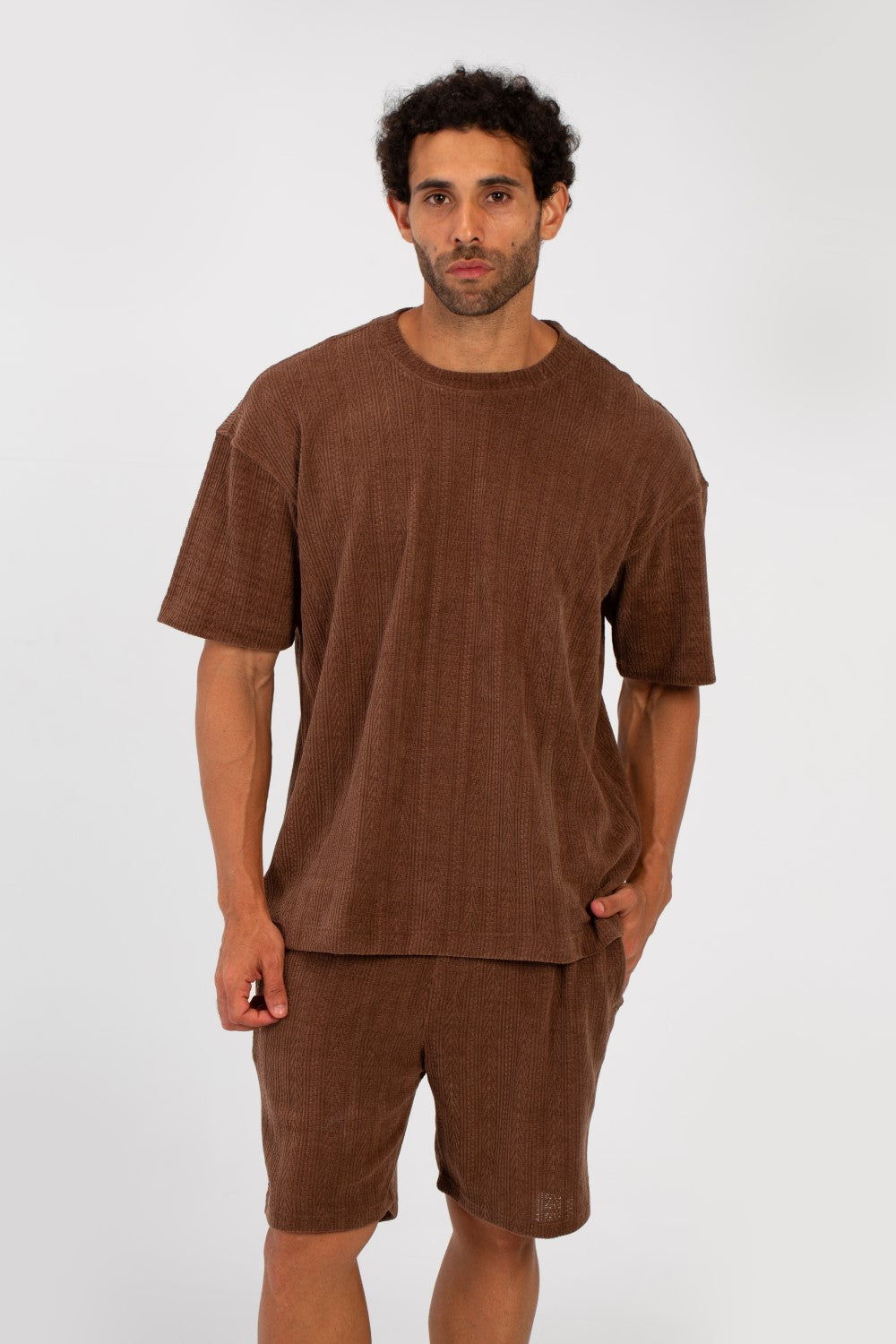 طقم ملابس صيفي مريح للرجال يتكون من تي شيرت بأكمام نصف دائرية ورقبة دائرية وشورت