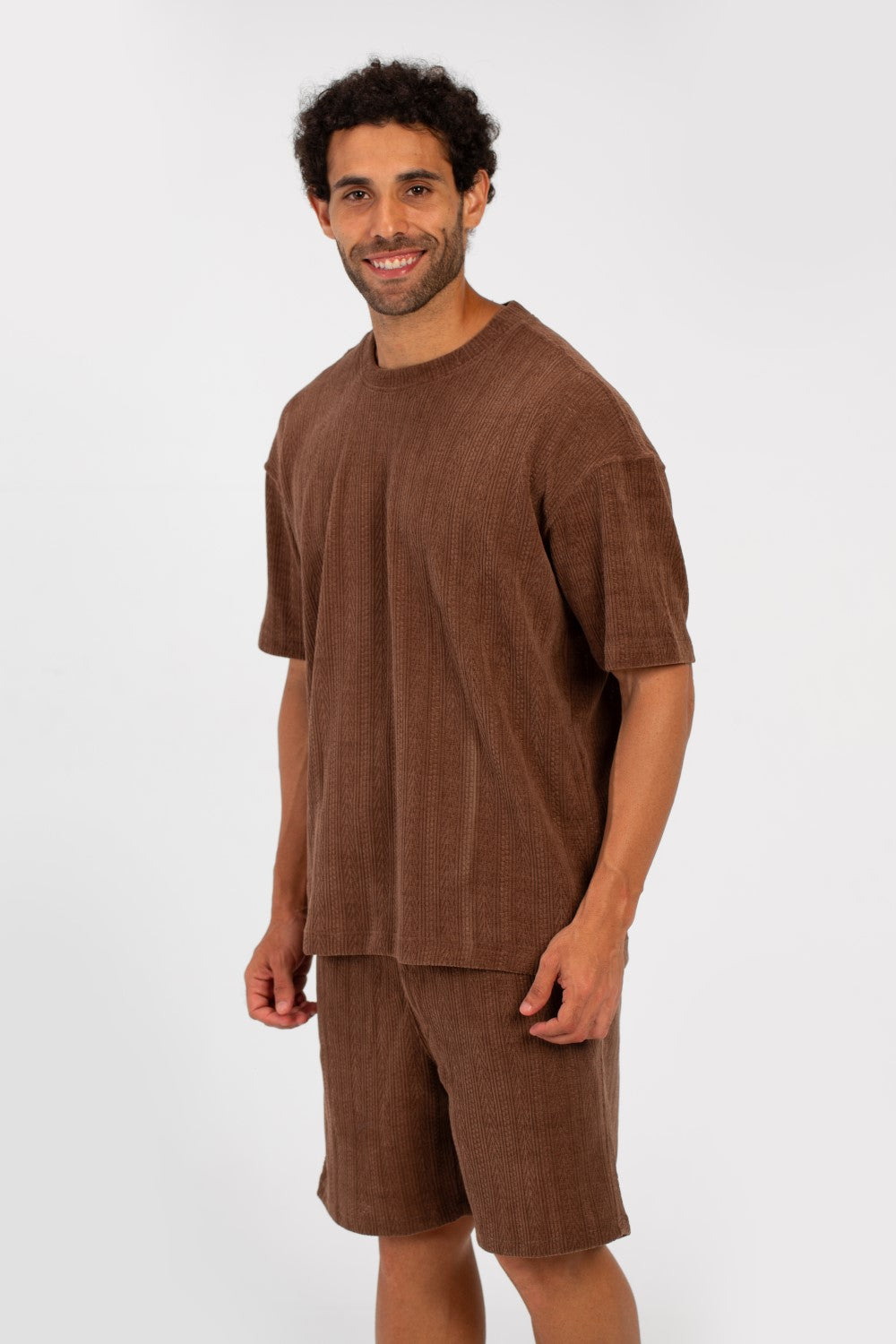 طقم ملابس صيفي مريح للرجال يتكون من تي شيرت بأكمام نصف دائرية ورقبة دائرية وشورت