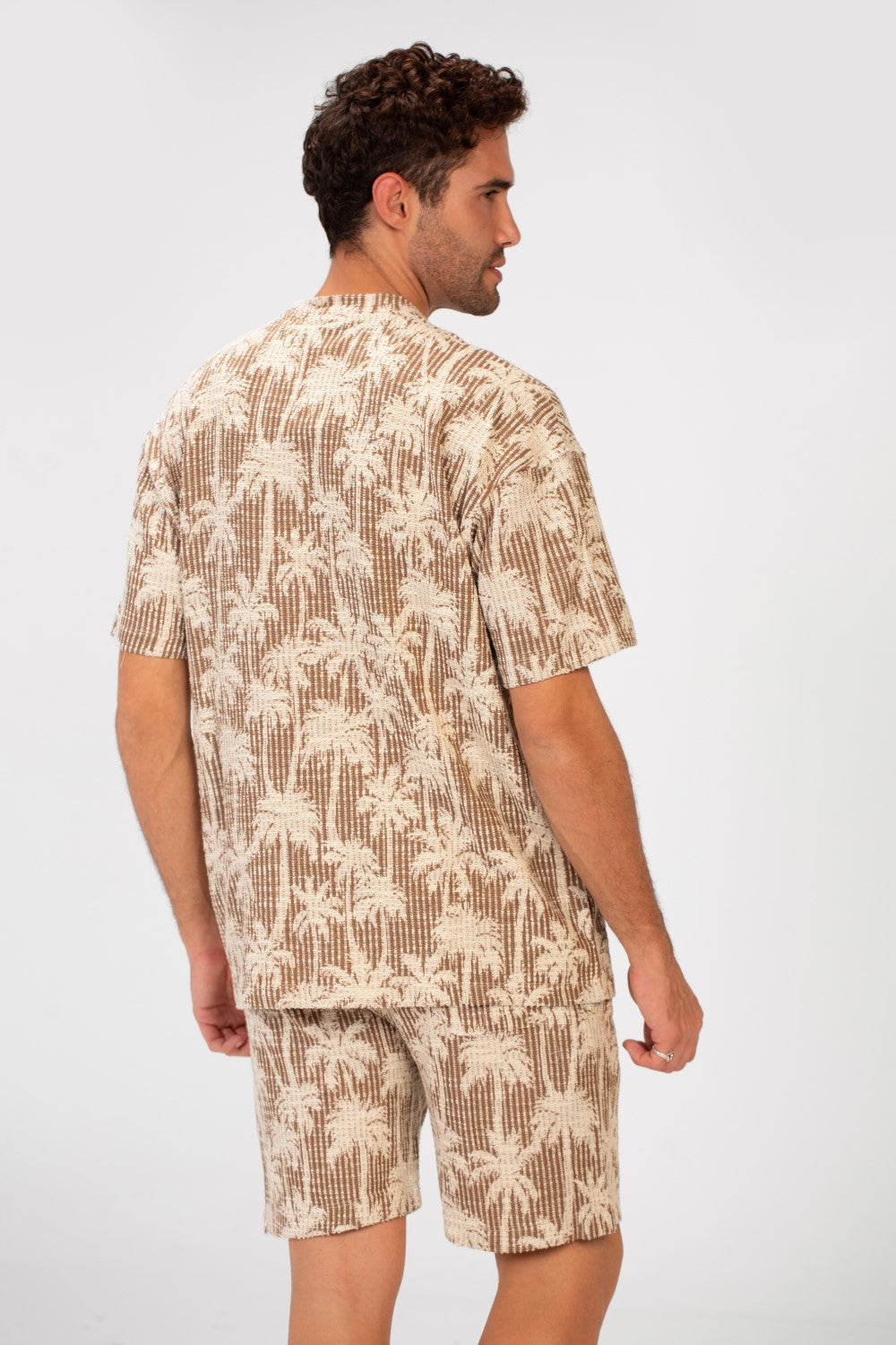 طقم رجالي بمقاس عادي يتكون من تي شيرت بأكمام نصفية وشورت