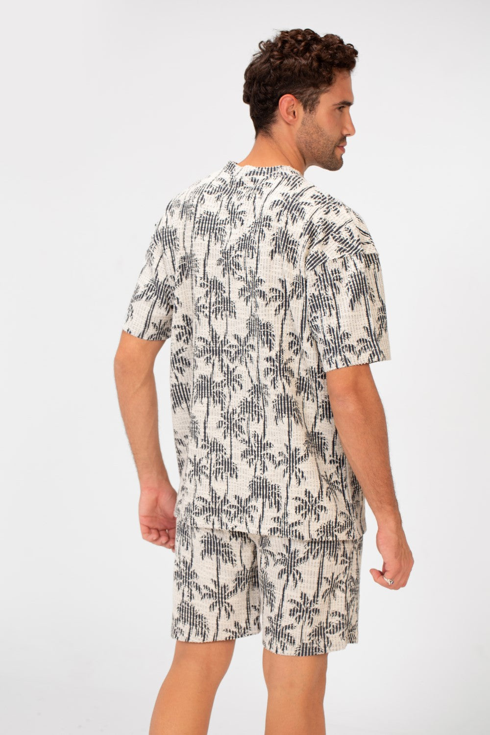 طقم رجالي بمقاس عادي يتكون من تي شيرت بأكمام نصفية وشورت