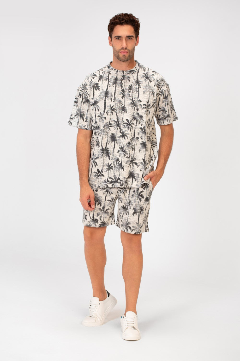 طقم رجالي بمقاس عادي يتكون من تي شيرت بأكمام نصفية وشورت