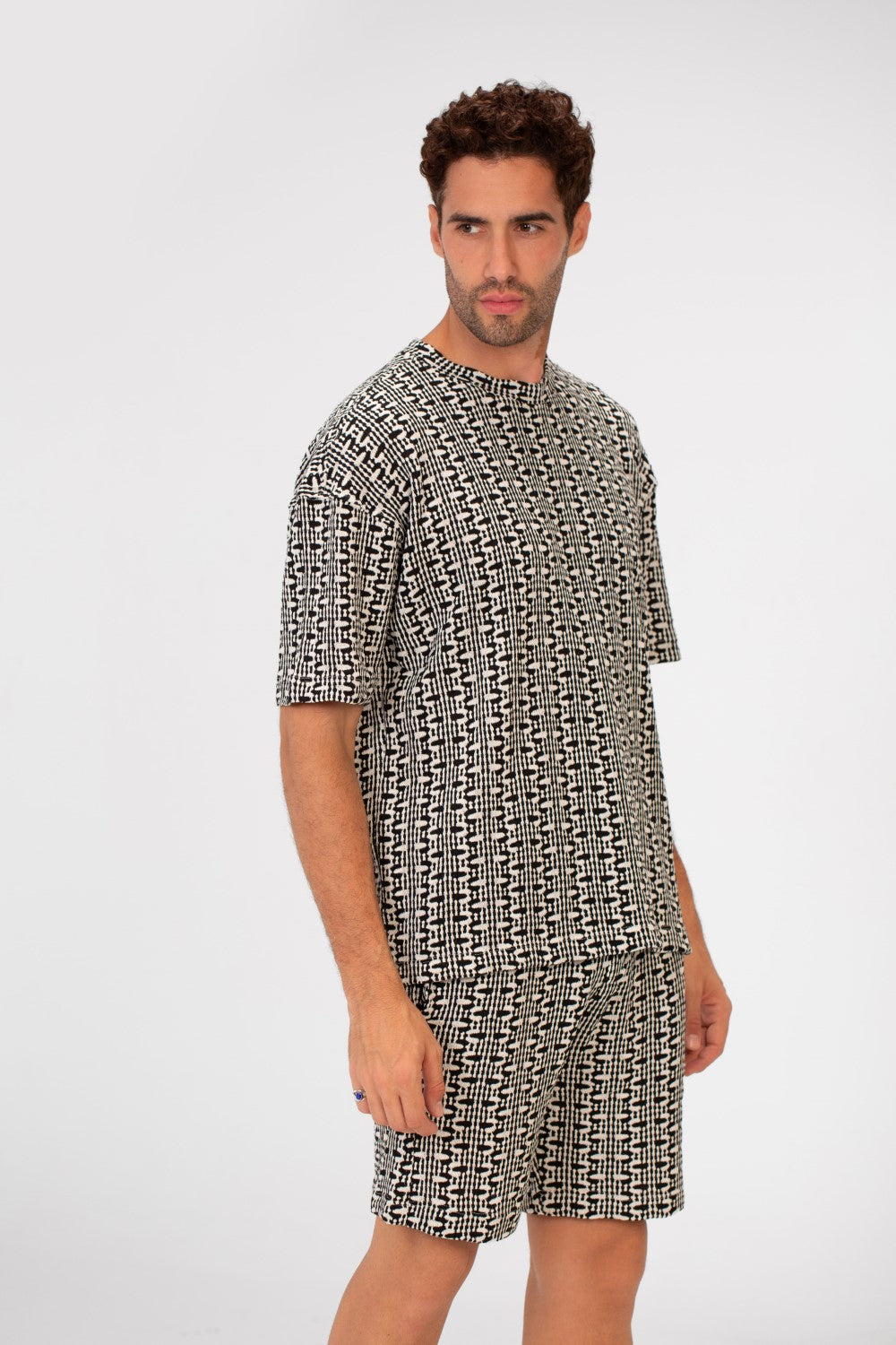 تي شيرت رجالي صيفي عصري بقصّة عادية مع شورت وقميص نصف كم