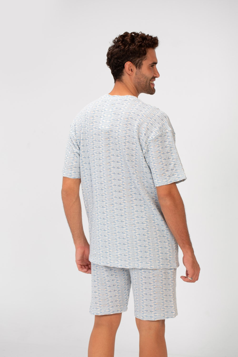 تي شيرت رجالي صيفي عصري بقصّة عادية مع شورت وقميص نصف كم