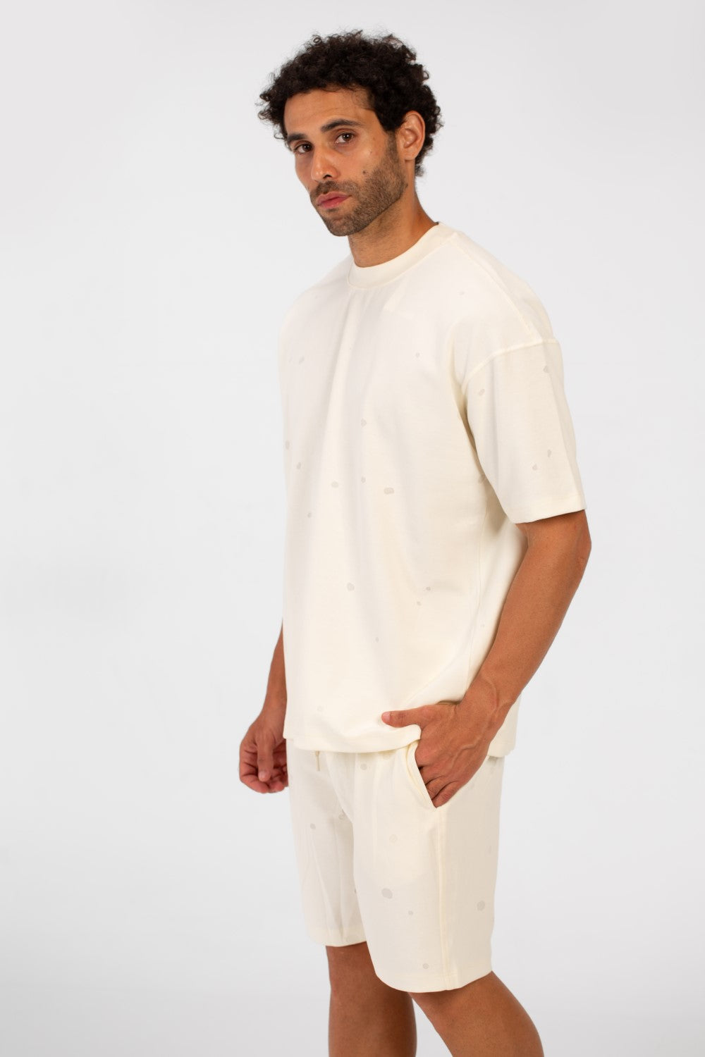 طقم ملابس رجالي بمقاس عادي، تي شيرت بأكمام قصيرة وشورت، مصنوع من خامة عالية الجودة