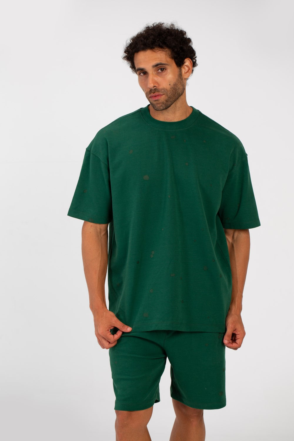 طقم ملابس رجالي بمقاس عادي، تي شيرت بأكمام قصيرة وشورت، مصنوع من خامة عالية الجودة