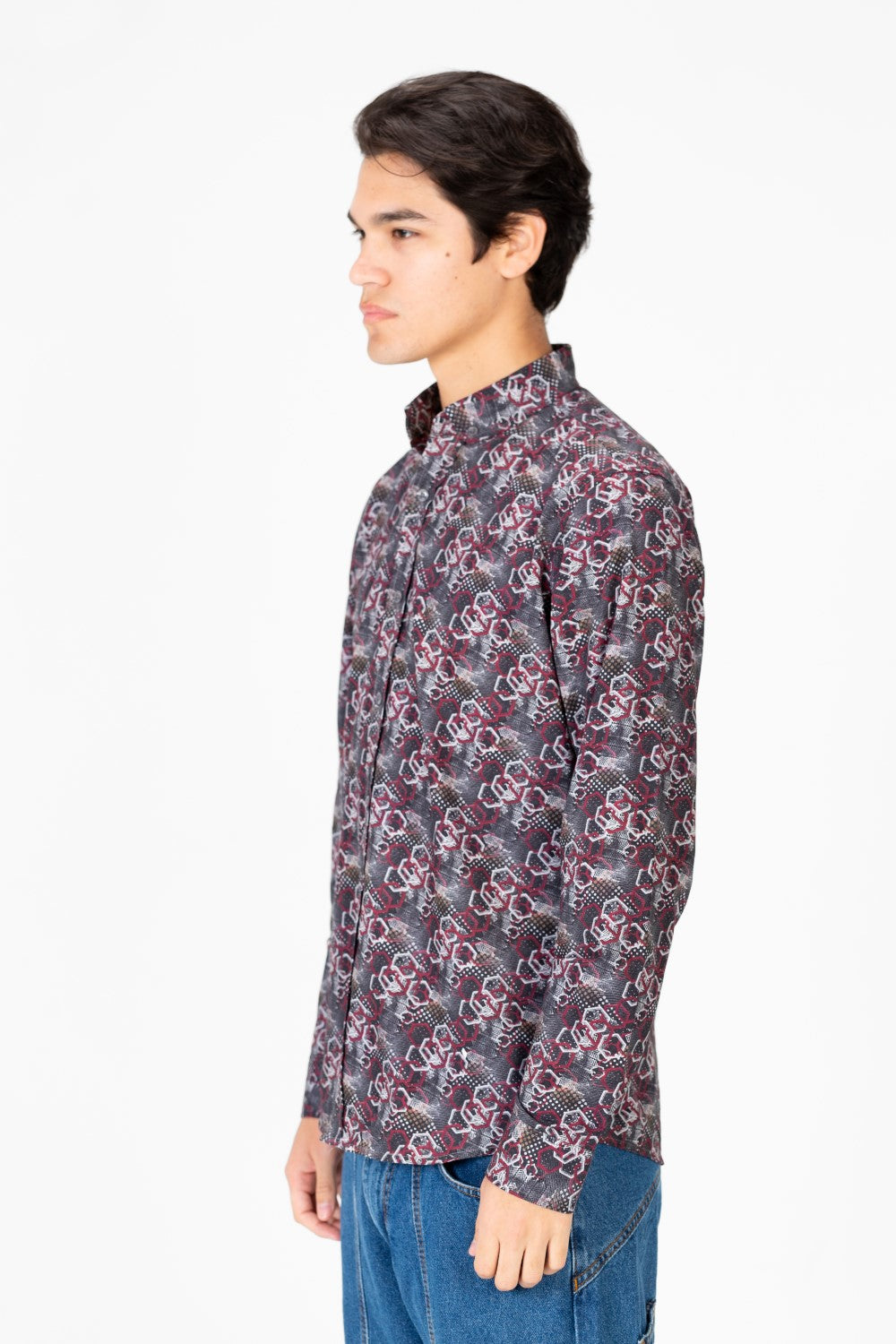 قميص رجالي بقصّة Slim Fit وطبعة كاملة وأكمام طويلة