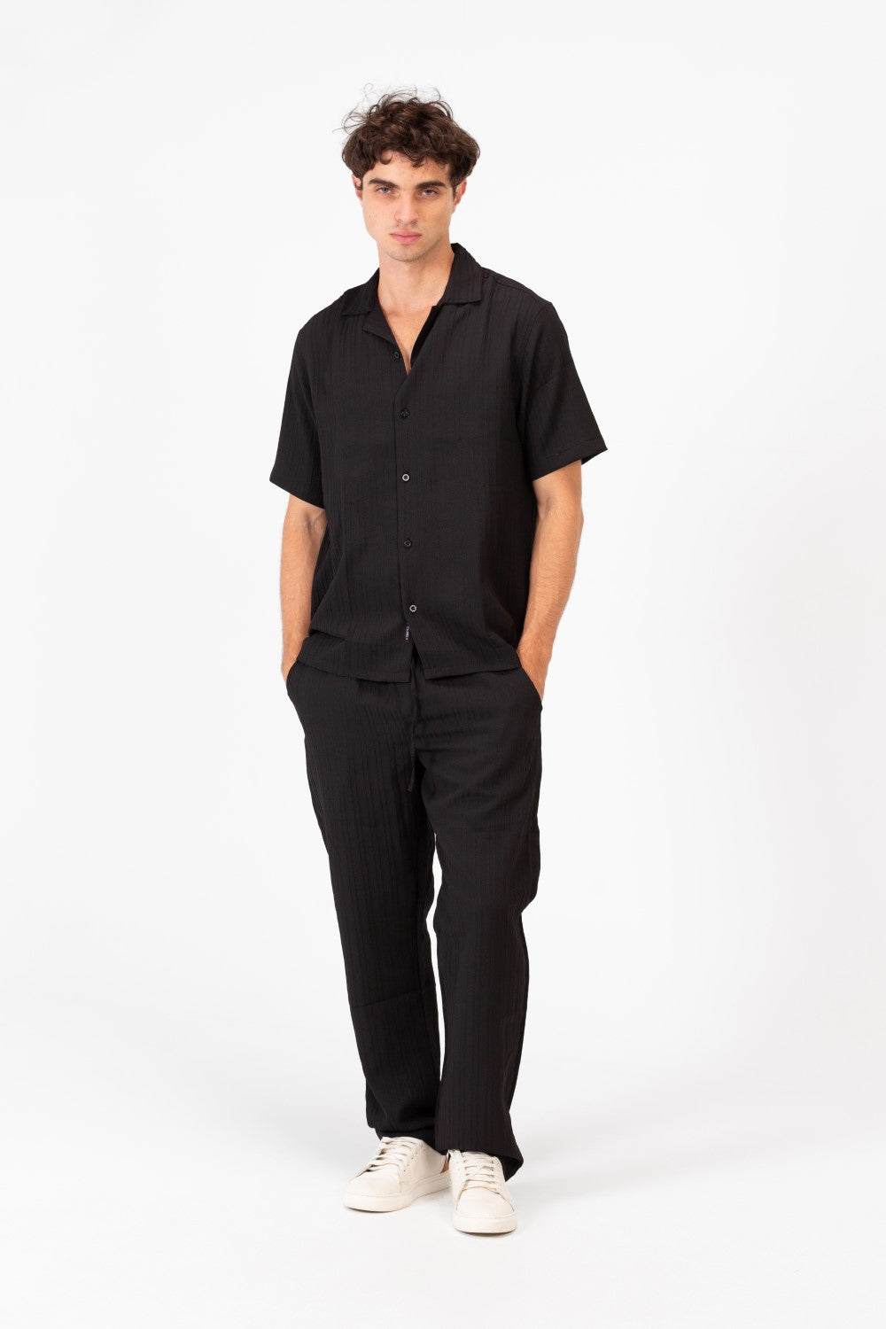 طقم ملابس رجالي من الكتان بقصّة Slim Fit قابل للتنفس، قميص وبنطال بأكمام قصيرة